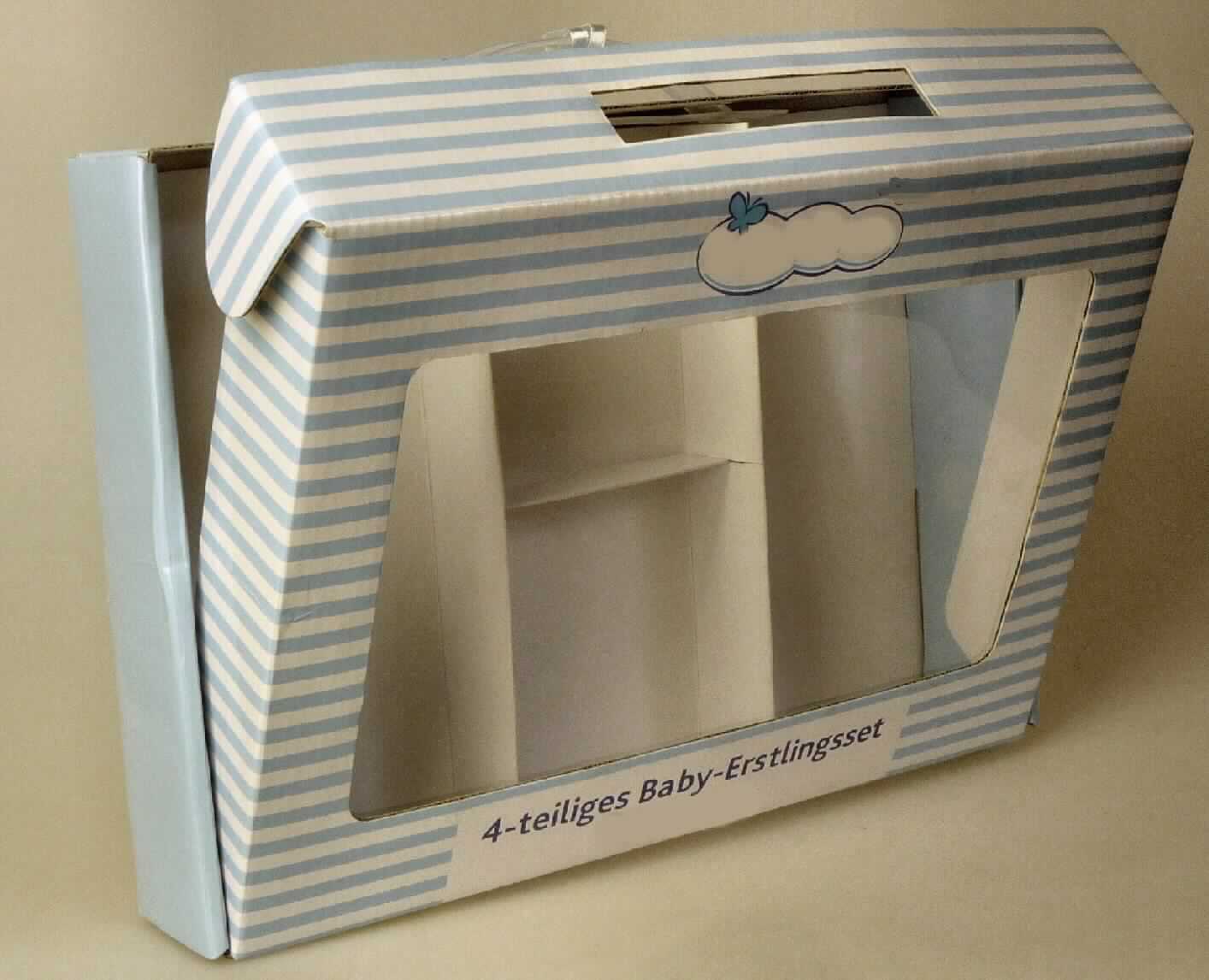 Bei der als "Geschenkkarton mit Sichtfenster" bezeichneten Ware handelt es sich nach dem vorgelegten Warenmuster um eine bereits zusammengesteckte, etwa 30,8 x 21,5 x 5,0 cm große, mit einem Klappdeckel mit Sichtfenster aus Kunststofffolie ausgestattete Faltschachtel aus mit Papier beklebter Wellpappe. In die Schachtel ist ein Pappeinleger zur Unterteilung in verschiedene Fächer eingelegt. Die Ware ist mit Produktinformationen bedruckt und mit einem Tragegriff aus Kunststoff sowie mit einem daran befestigten Geschenkanhänger ausgestattet. 

Derartige aus verschiedenen Stoffen und Bestandteilen zusammengesetzte Waren gehören als "Schachteln und Kartons aus Wellpappe" zur Codenummer 4819 10 00 00 0 des Zolltarifs, da ihr wesentlicher Charakter nach Umfang und Bedeutung in Bezug auf die Verwendung durch die Schachtel aus Wellpappe bestimmt wird.