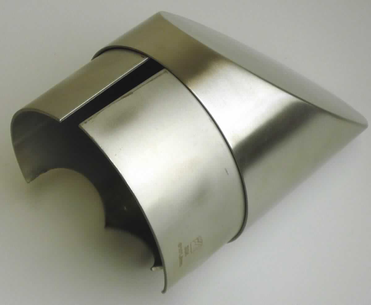 Sog. Deckel für Schanksäule, 
- aus einem maßhaltig nach Zeichnung geformten, zylinderförmigen Werkstück (Durchmesser: 101,6 mm, Höhe: 
  171 mm), am oberen Ende mit einer schräg gestellten, ovalen Fläche, am unteren Ende offen und mit einer recht-
  eckigen sowie drei, ihm gegenüber liegenden halbkreisförmigen Aussparungen (Abbildung siehe Anlage),
- zur Verwendung als Gehäuseteil  einer Flüssigkeitspumpe.

"Teil, erkennbar ausschließlich für Flüssigekeitspumpen bestimmt, nicht für zivile Luftfahrzeuge, keine Kraftstoff-
pumpenabdeckung, keine Tastatur - sog. Deckel für Schanksäule"