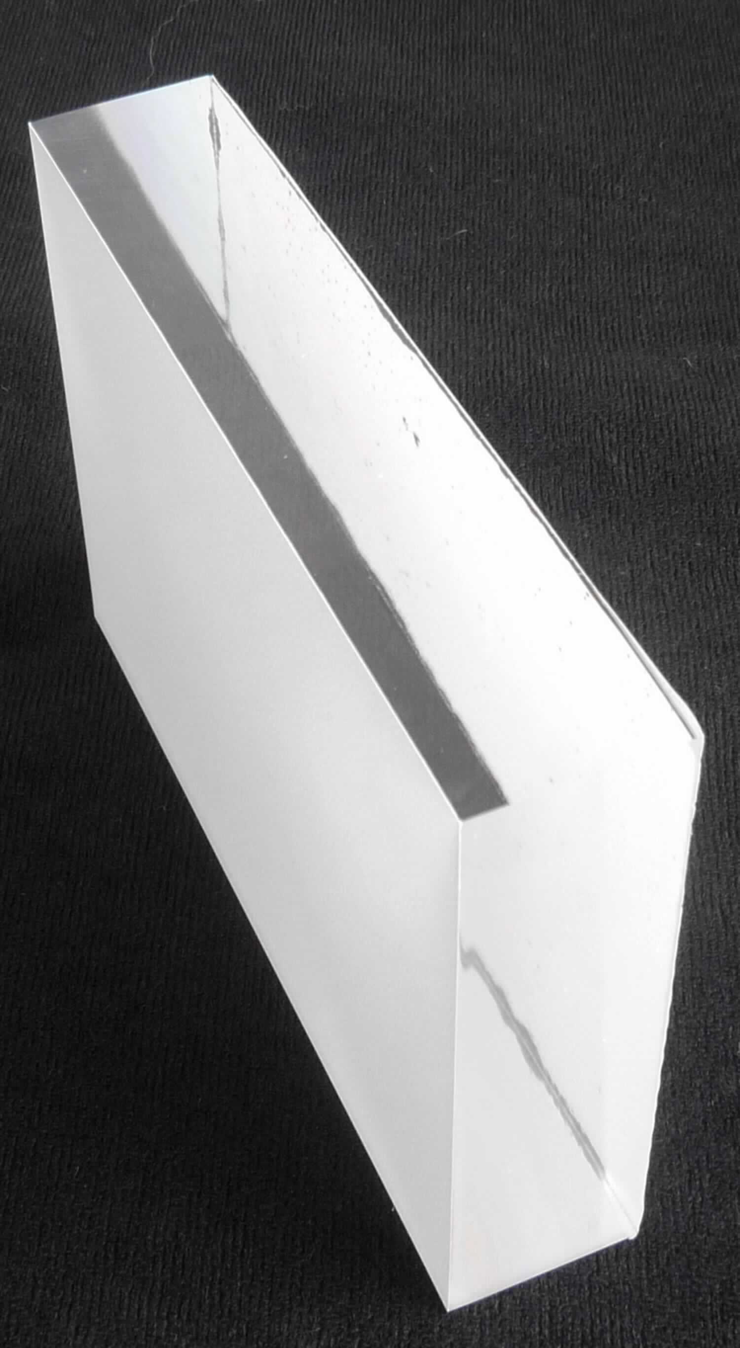 Angaben des Antragstellers:
Acrylglas-Aufsteller mit den Abmessungen 102 x 76 x 20 mm
Die Platte kann rückseitig bedruckt werden.

Feststellungen an einem Warenmuster:
Es wurde ein glasklarer, rechteckiger Block aus Polymethylmethacrylat mit einer weißen Beschichtung auf der Rückseite vorgelegt. Die Platte ist nicht weiter bearbeitet. Auf der Vorderseite ist die Platte mit einer Schutzfolie versehen.

Befund:
Es liegt eine Platte aus Polymethylmethacrylat im Sinne der Unterposition (KN) 3920 5100 vor.