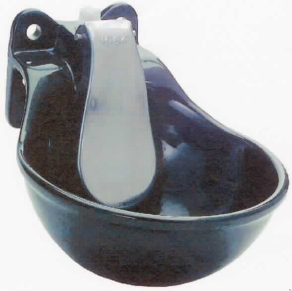 Stall-Tränkebecken,
zusammengesetzte Ware bestehend aus einer schüsselartigen Vorrichtung und einem speziellen Ventil aus Gusseisen (charakterbestimmend in Bezug auf die Verwendung). Das Ventil wird mittels einer Druckzunge aus Gusseisen ausgelöst. Das Tränkebecken wird in Ställen zur Wasserversorgung der Tiere eingesetzt. Die Tiere betätigen die Druckzunge, um Wasser in das Becken laufen zu lassen, lässt der Druck auf die Druckzunge nach schließt das Ventil den Wasserzufluss, (siehe Abbildung).

Das Stall-Tränkebecken ist als "Ventil, kein Druckminderventil, nicht für die Energieübertragung, kein Rückschlagventil, kein Regelventil, nicht für Reifen oder Luftschläuche, Ventil aus Gusseisen" einzureihen.
