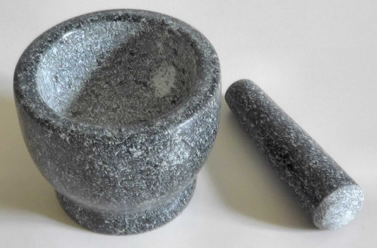 Angaben:
Mörser & Stößel-Set, Granit anthrazit; Maße: Durchmesser 12 x 10; Verpackung: colorbox; aus massivem Granit gefertigt, Außenseite hochwertig poliert; Fassungsvermögen: ca. 300 ml 


Danach handelt es sich bei dem Mörser & Stößel-Set  zolltariflich um einen bearbeiteten Werkstein der Position 6802 des Zolltarifs mit einem Gewicht von weniger als 10 kg, keine Hinweise auf Handarbeit.