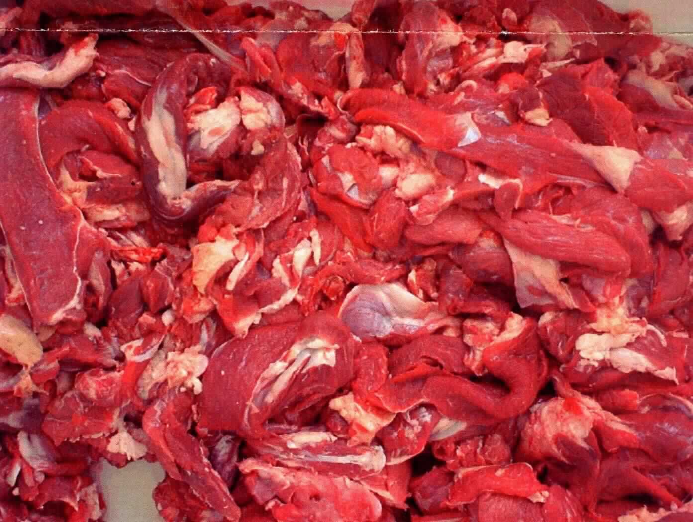 Rindswurstfleisch

Angaben des Antragstellers: 
Laut vorgelegter Schnittspezifikation soll es sich um tiefgekühlte (< -18 °C), magere, knorpelfreie Fleischabschnitte mit sichtbarem Fettanteil handeln (Fettgehalt: < 12 %).

Feststellungen: 
Ein Warenmuster wurde nicht vorgelegt. Nach dem vorgelegten Foto handelt es sich um Abschnitte von rotem Fleisch, unterschiedlicher Größe und Form, ohne Knochen und mit sichtbarem Fettanteil.

Befund:
Fleisch von Rindern, gefroren / -ohne Knochen / --anderes / ---anderes / -----zur Verarbeitung / ------anderes