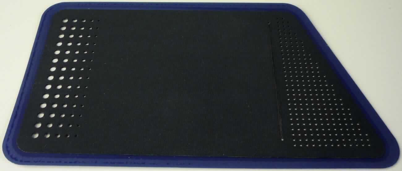 Tasche zum Aufbügeln, sog. Handytasche, Foto siehe Anlage,
- trapezförmig gearbeitet (anders als quadratisch oder rechteckig zugeschnitten, damit konfektioniert); mit einer 
  Länge von bis zu 18 cm und einer Breite von ca. 11 cm,
- aus ca. 0,4 mm dicken, einfarbigen Gewirken aus lt. Antrag Polyester (synthetische Chemiefasern); mit diversen 
  ausgestanzten Löchern und einer horizontalen Öffnung, die der Aufnahme eines Handys dienen soll,
- wird laut Antrag durch Aufbügeln bei der Fertigung von Kleidung als Handyinnentasche direkt in Kleidungsstücke 
  eingebracht,
- auf der Oberseite mit einer Trägerfolie aus Kunststoff versehen, die nach dem Aufbügeln entfernt wird,
- stellt sich insbesondere aufgrund der Form und des Verwendungszwecks als Teil von Kleidung dar.

"Teil von Kleidung (Tasche zum Aufbügeln), aus Gewirken"