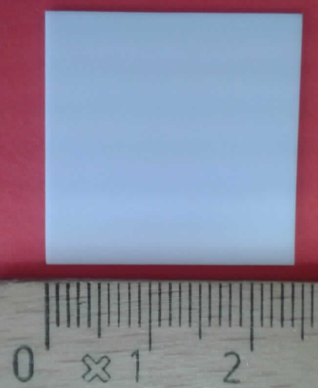 Keramische Ware zu technischen Zwecken, Fotos siehe Anlage,
- aus anderen keramischen Stoffen als Porzellan (laut Antrag aus Aluminiumoxidkeramik),
- nach vorheriger Formgebung keramisch gebrannt, 
- laut Untersuchung mit einer Mohsschen Härte von mehr als 9,
- mit den Abmessungen von ca. 25 x 25 mm,
- zur Verwendung als Werkzeug zum Einritzen von Lichtleitern.

"Keramische Ware zu technischen Zwecken, aus Oxidkeramik, mit einer Mohsschen Härte von 9 oder mehr"