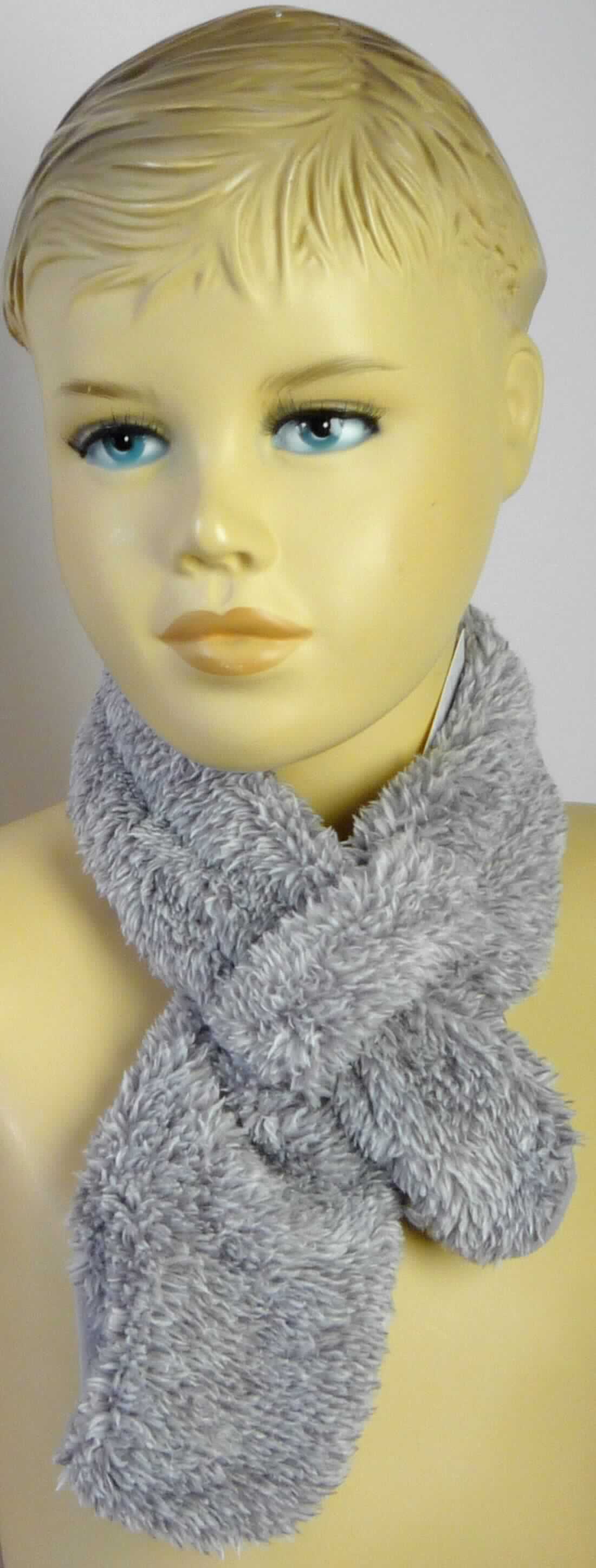 Schal, sog. Baby Winteraccessoires Jungen Schal, Foto siehe Anlage,
- zweilagig gearbeitet:
-- mit einer Schauseite aus buntgewirkten, langflorigen Plüschgewirken aus laut Antrag 100 % Polyester
   (synthetische Chemiefasern),
-- mit einer Innenseite aus einfarbigen, einseitig (Außenseite) gerauten Gewirken aus laut Antrag 100 %
   Polyester,
- mit einer Länge von ca. 70 cm und einer Breite von ca. 11 cm,
- an einem Ende mit einer aufgenähten Schlaufe, durch die das andere Ende gezogen werden soll,
- durch Zusammennähen konfektioniert,
- aufgrund der Abmessungen nicht für Kleinkinder mit einer Körpergröße von bis zu 86 cm bestimmt.

"Anderes konfektioniertes Bekleidungszubehör (Schal) aus Gewirken"