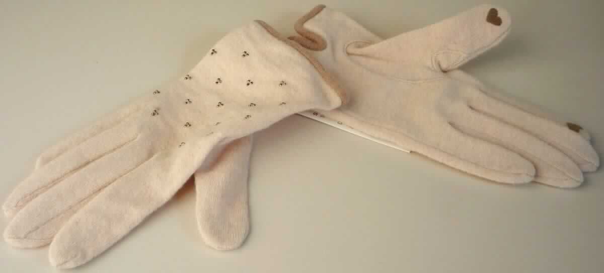 Handschuhe, sog. Damen Strickhandschuhe, in Erwachsenengröße, Foto siehe Anlage,
- als Fünffingerhandschuhe gearbeitet,
- aus ca. 1,5 mm dicken, einfarbigen Gewirken aus laut Antrag 79 % Wolle und 21 % Polyamid (synthetische
  Chemiefasern),
- mit aufgeklebten Glitzersteinen auf dem Handrücken,
- an der Kuppe des Zeigefingers und des Daumens mit einer herzförmigen Stickerei aus einem sog.
  Induktionsfaden verziert,
- am unteren Rand mit einem ca. 3 cm langen Schlitz und einem kontrastfarbenen, gewirkten Steifen eingefasst.

"Fingerhandschuhe, aus Gewirken, andere als in der Unterposition 6116 10 genannte, aus Wolle"