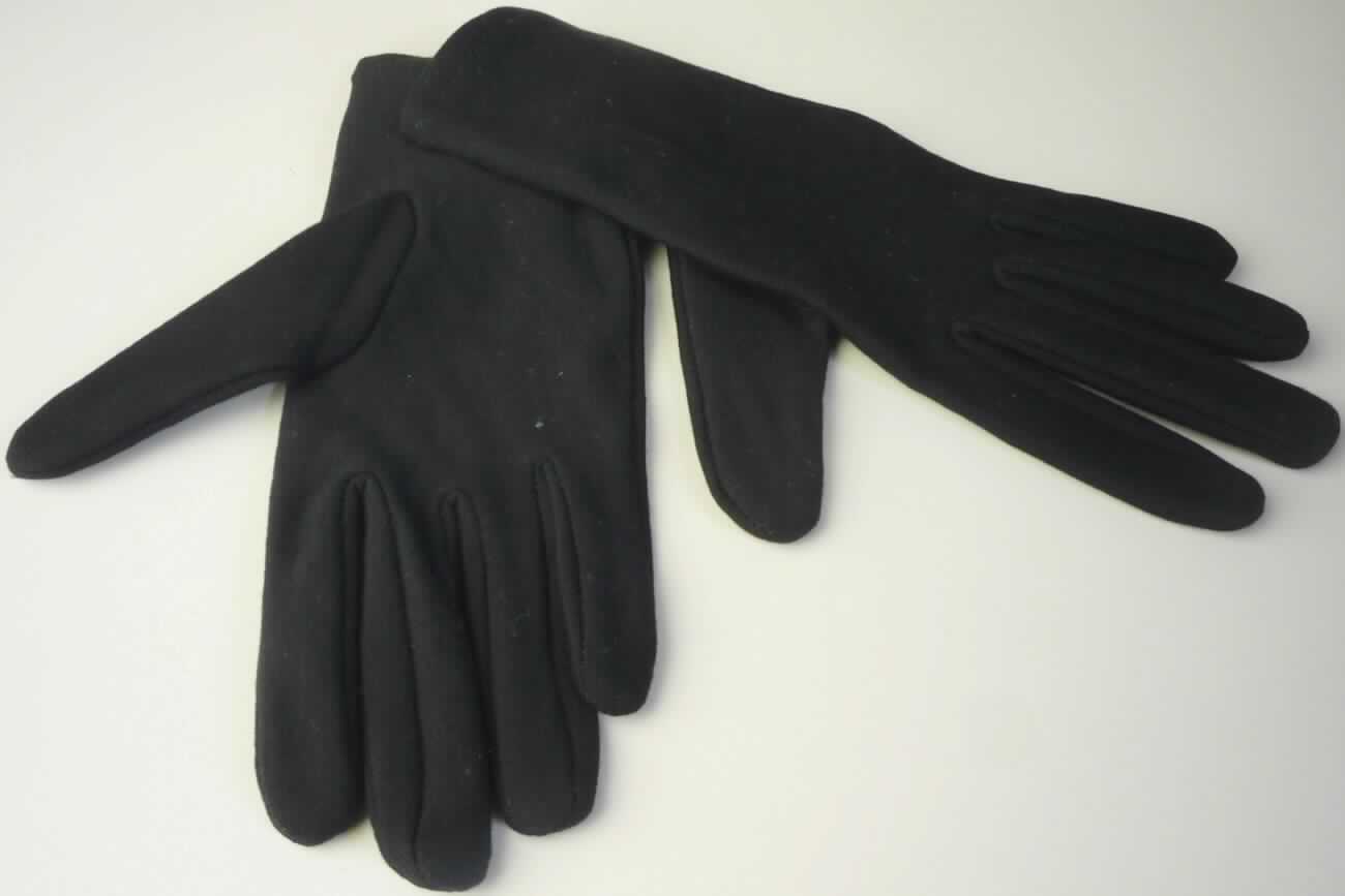 Handschuhe, sog. Damen Handschuhe, in Erwachsenengröße 8, Foto siehe Anlage,
- als Fünffingerhandschuhe gearbeitet,
- aus ca. 1,5 mm dicken, einseitig (Innenseite) gerauten Gewirken aus laut Antrag 96 % Viskose (künstliche
  Chemiefasern) und 4 % Elasthan (synthetische Chemiefasern),
- am unteren Rand durch Umschlagen und Festnähen gesäumt.

"Fingerhandschuhe, aus Gewirken, andere als in der Unterposition 6116 10 genannte, aus künstlichen 
 Chemiefasern"