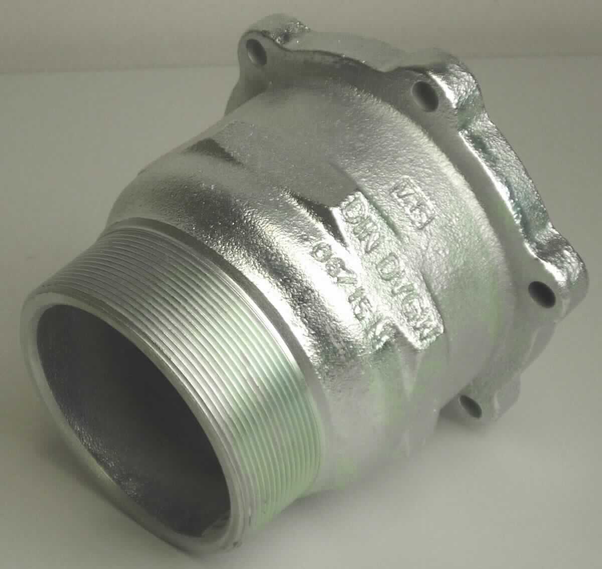 Rohrverbindungsstück aus Gusseisen

Bei der Ware handelt es sich um ein metallisches Hohlerzeugnis, welches als Grundkörper/Grundbestandteil zusammen mit weiteren Einzelteilen zu einem sogenannten Klemmfitting verschraubt wird. Ein Ende ist mit einem 4"-Whitworth-Außengewinde nach ISO 7/1 zur Verschraubung an ein Rohr versehen. Das andere Ende enthält Bohrungen zur Verschraubung, z.B. über einen Flansch mit weiteren Teilen an ein Rohrende. Das Erzeugnis wird als Teil eines Rohrverbindungsstück verwendet und besteht nach den Angaben aus verzinktem Temperguss, einem verformbaren Gusseisentyp. Ein metrisches Gewinde ist nicht vorhanden.

Die Ware ist als ein gegossenes Rohrformstück aus verformbarem Gusseisen mit Gewinde, mit Ausnahme von Grundbestandteilen von Klemmfittings mit metrischem ISO/DIN-13-Gewinde und runden Abzweigdosen, die keine Abdeckung haben, in den Taric-Code 7307 1910 10 einzureihen.