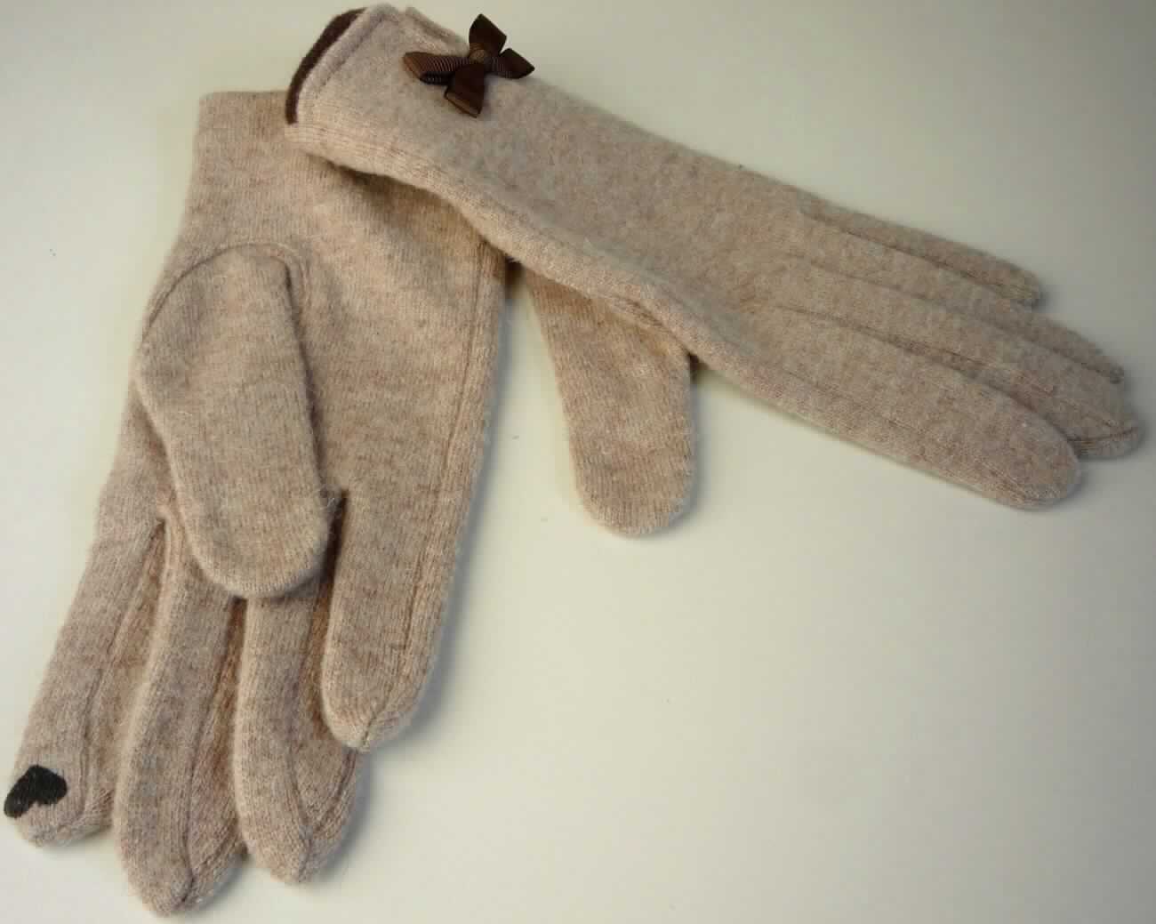 Handschuhe, sog. Damen Strickhandschuhe, in Erwachsenengröße, Foto siehe Anlage,
- als Fünffingerhandschuhe gearbeitet,
- aus ca. 1,8 mm dicken, buntgewirkten Gewirken (melierte Garne) aus laut Antrag 79 % Wolle und
  21 % Polyamid (synthetische Chemiefasern),
- an der Kuppe des Zeigefingers und des Daumens mit einer herzförmigen Stickerei aus einem sog.
  Induktionsfaden verziert,
- am unteren Rand mit einer Schleife aus Geweben aus Spinnstoffen verziert, einem ca. 2,5 cm langen,
  kontrastfarbenen, unterlegten Schlitz versehen und durch Umschlagen und Festnähen gesäumt.

"Fingerhandschuhe, aus Gewirken, andere als in der Unterposition 6116 10 genannte, aus Wolle"