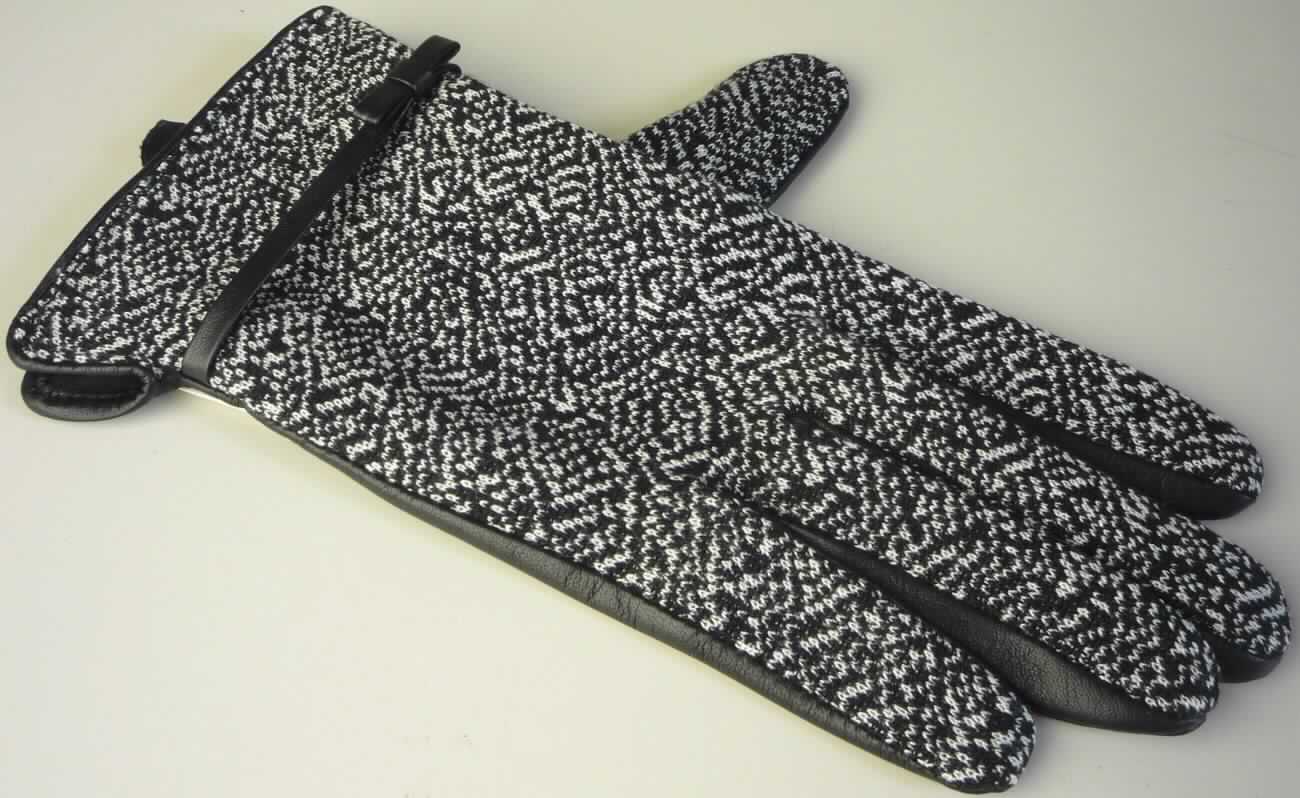 Handschuh aus Leder, sog. Damen Lederhandschuh, Foto siehe Anlage,
- als Fünffingerhandschuh gearbeitet,
- im Bereich der Innenhand, der Fingerinnenseiten, der Fingerzwischenräume und der Daumeninnenseite aus laut
  Antrag Schafleder,
- im Bereich des Handrückens, der Fingeraußenseiten und der Daumenaußenseite aus Gewirke aus laut Antrag
  Chemiefasern (Spinnstoffe),
- in Höhe des Handgelenks elastisch verengt und mit einem Zierriegel aus Leder ausgestattet,
- am unteren Rand mit einem seitlichen Schlitz versehen,
- gefüttert,
- ohne funktionelle Merkmale von Spezialsport- oder Schutzhandschuhen,
- gehört als Handschuh, bei dem die Handfläche (inkl. Finger) und der zwischen den Fingern gelegene Teil aus
  Leder besteht zu Position 4203 (Leder charakterbestimmend).

"Bekleidungszubehör aus Leder, Fingerhandschuh, keine Spezialsport- oder Schutzhandschuh"