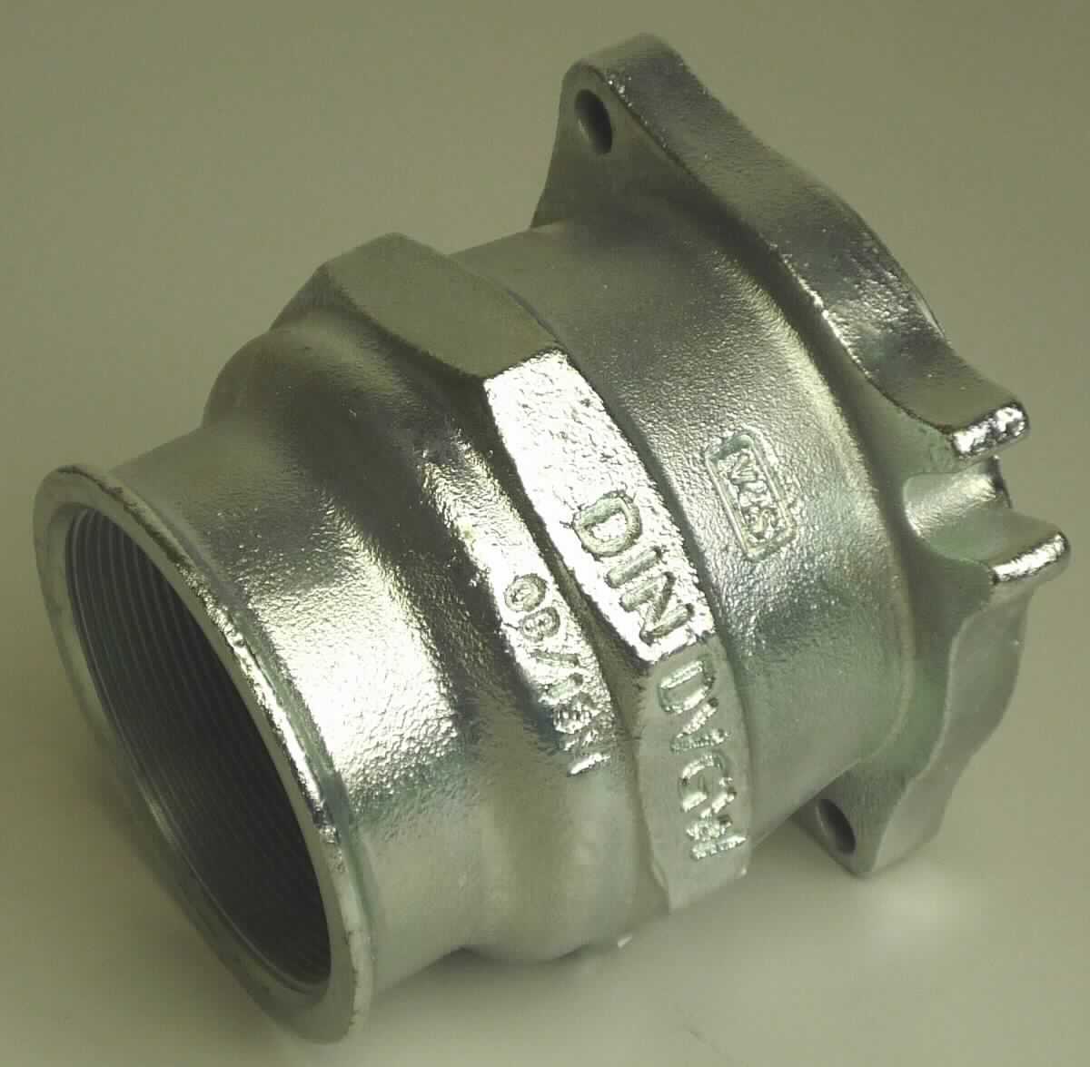 Rohrverbindungsstück aus Gusseisen

Bei der Ware handelt es sich um ein metallisches Hohlerzeugnis, welches als Grundkörper/Grundbestandteil zusammen mit weiteren Einzelteilen zu einem sogenannten Klemmfitting verschraubt wird. Ein Ende ist mit einem 
2 1/2"-Whitworth-Außengewinde nach ISO 7/1 zur Verschraubung an ein Rohr versehen. Das andere Ende enthält Bohrungen zur Verschraubung, z.B. über einen Flansch mit weiteren Teilen an ein Rohrende. Das Erzeugnis wird als Teil eines Rohrverbindungsstück verwendet und besteht nach den Angaben aus verzinktem Temperguss, einem verformbaren Gusseisentyp. Ein metrisches Gewinde ist nicht vorhanden.

Die Ware ist als ein gegossenes Rohrformstück aus verformbarem Gusseisen mit Gewinde, mit Ausnahme von Grundbestandteilen von Klemmfittings mit metrischem ISO/DIN-13-Gewinde und runden Abzweigdosen, die keine Abdeckung haben, in den Taric-Code  7307 1910 10  einzureihen.