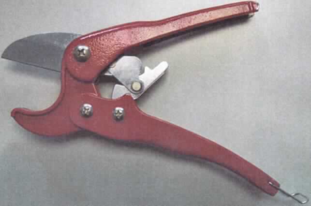 "Rohrschere"; es handelt sich um einen mit freiem Arm zu handhabenden Rohrschneider mit Klinge (arbeitender Teil) aus Stahl und Griff aus Aluminium (Antragstellerangabe). Der Griff und das zur Rohraufnahme ausgeformte "Klingengegenstück" sind mit einem farbigen Überzug versehen. Der Rohrschneider ist mit einem Feststell- und Betätigungsmechanismus mit Zahnung versehen. Er dient zum Schneiden von Kunststoffrohren u. ä.

Abbildung siehe Anlage.

Derartige Erzeugnisse gehören als "Rohrschneider mit arbeitendem Teil aus unedlem Metall" zur Codenummer 8203 4000 00 0 des Elektronischen Zolltarifs.