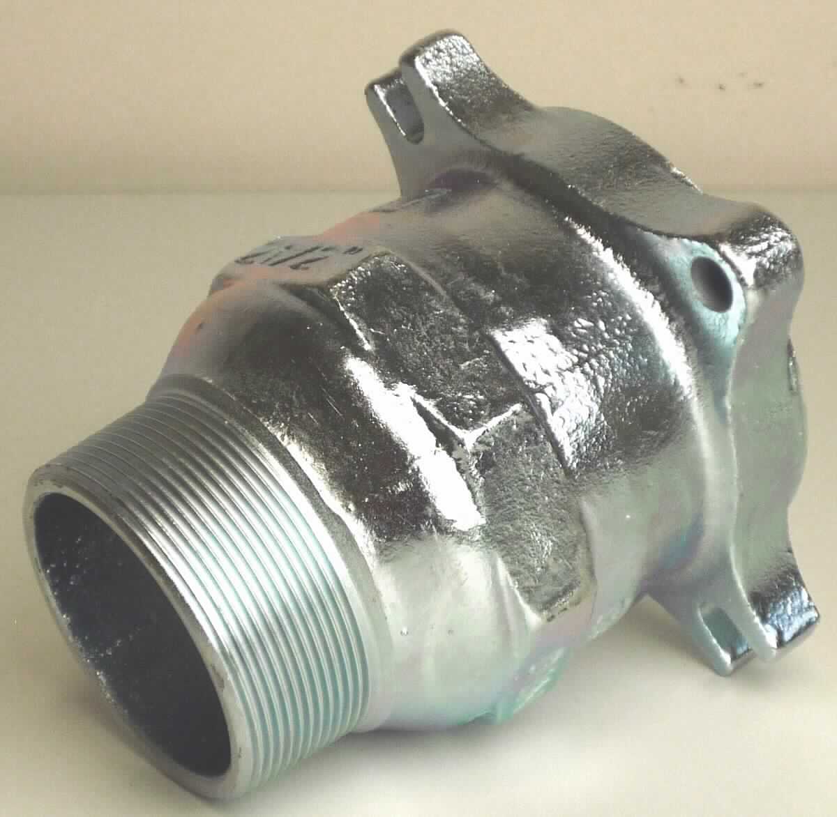 Rohrverbindungsstück aus Gusseisen

Bei der Ware handelt es sich um ein metallisches Hohlerzeugnis, welches als Grundkörper/Grundbestandteil zusammen mit weiteren Einzelteilen zu einem sogenannten Klemmfitting verschraubt wird. Ein Ende ist mit einem 3"-Whitworth-Außengewinde nach ISO 7/1 zur Verschraubung an ein Rohr versehen. Das andere Ende enthält Bohrungen zur Verschraubung, z.B. über einen Flansch mit weiteren Teilen an ein Rohrende. Das Erzeugnis wird als Teil eines Rohrverbindungsstück verwendet und besteht nach den Angaben aus verzinktem Temperguss, einem verformbaren Gusseisentyp. Ein metrisches Gewinde ist nicht vorhanden.

Die Ware ist als ein gegossenes Rohrformstück aus verformbarem Gusseisen mit Gewinde, mit Ausnahme von Grundbestandteilen von Klemmfittings mit metrischem ISO/DIN-13-Gewinde und runden Abzweigdosen, die keine Abdeckung haben, in den Taric-Code 7307 1910 10 einzureihen.