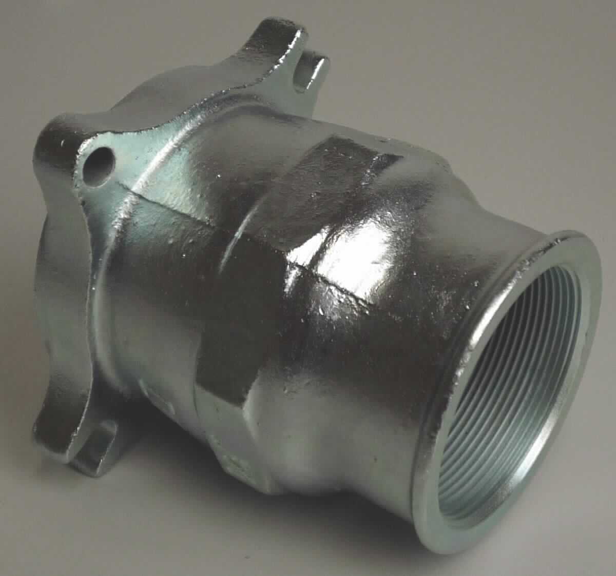 Rohrverbindungsstück aus Gusseisen

Bei der Ware handelt es sich um ein metallisches Hohlerzeugnis, welches als Grundkörper/Grundbestandteil zusammen mit weiteren Einzelteilen zu einem sogenannten Klemmfitting verschraubt wird. Ein Ende ist mit einem 3"-Whitworth-Innengewinde nach ISO 7/1 zur Verschraubung an ein Rohr versehen. Das andere Ende enthält Bohrungen zur Verschraubung, z.B. über einen Flansch mit weiteren Teilen an ein Rohrende. Das Erzeugnis wird als Teil eines Rohrverbindungsstück verwendet und besteht nach den Angaben aus verzinktem Temperguss, einem verformbaren Gusseisentyp. Ein metrisches Gewinde ist nicht vorhanden.

Die Ware ist als ein gegossenes Rohrformstück aus verformbarem Gusseisen mit Gewinde, mit Ausnahme von Grundbestandteilen von Klemmfittings mit metrischem ISO/DIN-13-Gewinde und runden Abzweigdosen, die keine Abdeckung haben, in den Taric-Code 7307 1910 10 einzureihen.