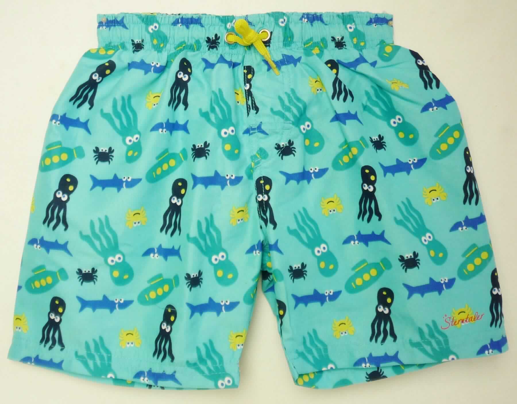 Badehose für Kleinkinder, sog. Badehose (unisex), Art. 2501731, Größe 74/80, Foto siehe Anlage,
- die Ware wird durch ein Muster in Größe 110/116 veranschaulicht,
- aus ca. 0,3 mm dicken, bedruckten Geweben aus laut Antrag 100 % Polyester (synthetische Chemiefasern),
- in der Taille abschließend; mit einem elastischen Taillenbund mit Tunnelzug,
- vorn mit einer Pattenattrappe versehen,
- mit kurzen Hosenbeinen,
- mit einem eingenähten Innenslip, 
- an den Beinabschlüssen durch Umschlagen und Festnähen gesäumt,
- ist für Kleinkinder mit einer Körpergröße von bis zu 86 cm bestimmt,
- aufgrund der verwendeten Flächenerzeugnisse keine Ware des Kapitels 61.

"Kleidung für Kleinkinder, aus Geweben, aus synthetischen Chemiefasern"