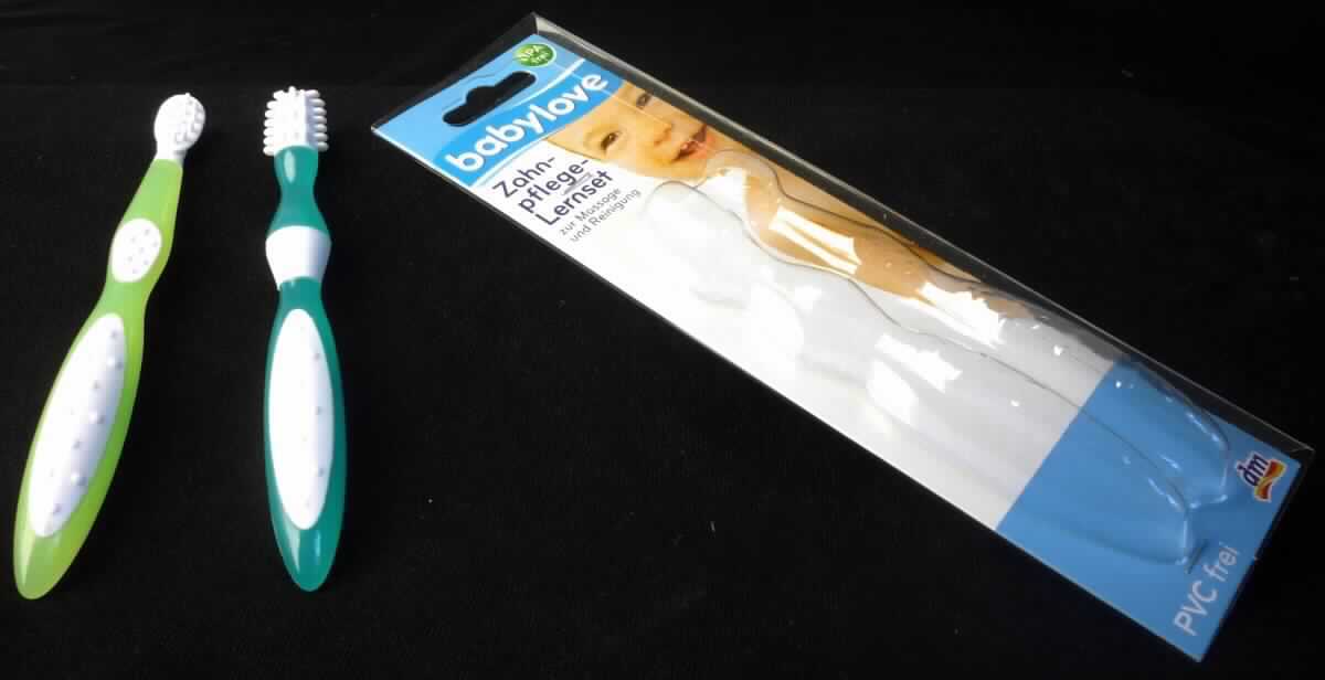 Die als "Zahnpflegelernset LAN 4709" bezeichnete Ware ist eine Warenzusammenstellung zur Mundhygiene bei zahnenden Babys in Aufmachung für den Einzelverkauf (aufgeblistert auf einem Pappheader), bestehend aus einem Zahnfleischmassagegerät und einer Babyzahnbürste. Beide bestehen aus Kunststoff, sind ca. 12,5 cm lang, weisen einen Massage- bzw. Bürstenkopf von ca. 2 cm auf und sind jeweils mit einem ca. 10,5 cm langen Kunststoffgriff mit Noppen ausgestattet.

Die zahnbürstenähnliche Ware mit Weichgummilamellen massiert Kiefer und Gaumen, fördert die Durchblutung und lindert den Juckreiz beim Zahnen bzw. beim Zahndurchbruch und stellt sich als Massagegerät im Sinne der Position 9019 dar. 

Die zahnbürstenähnliche Ware mit weichen Gummiborsten ist als Zahnbürste der Position 9603 gestaltet und erkennbar für diesen Verwendungszweck bestimmt. Der zusätzlich bei dieser Verwendung auftretende Massage-Effekt stellt lediglich eine Zusatzfunktion dar.

Die Warenzusammenstellung beinhaltet somit ein Massagegerät der Position 9019 und eine Bürste der Position 9603. Da kein charakterbestimmender Bestandteil ermittelbar ist, ist sie in die letztgenannte der gleichermaßen in Betracht kommenden Positionen einzureihen.

Die Warenzusammenstellung ist als "Bürste, Zahnbürste" einzureihen.