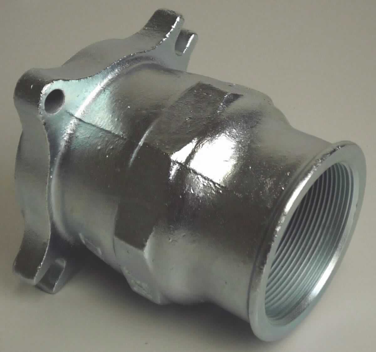 Rohrverbindungsstück aus Gusseisen

Bei der Ware handelt es sich um ein metallisches Hohlerzeugnis, welches als Grundkörper/Grundbestandteil zusammen mit weiteren Einzelteilen zu einem sogenannten Klemmfitting verschraubt wird. Ein Ende ist mit einem 
2 1/2"-Whitworth-Innengewinde nach ISO 7/1 zur Verschraubung an ein Rohr versehen. Das andere Ende enthält Bohrungen zur Verschraubung, z.B. über einen Flansch mit weiteren Teilen an ein Rohrende. Das Erzeugnis wird als Teil eines Rohrverbindungsstück verwendet und besteht nach den Angaben aus verzinktem Temperguss, einem verformbaren Gusseisentyp. Ein metrisches Gewinde ist nicht vorhanden.

Die Ware ist als ein gegossenes Rohrformstück aus verformbarem Gusseisen mit Gewinde, mit Ausnahme von Grundbestandteilen von Klemmfittings mit metrischem ISO/DIN-13-Gewinde und runden Abzweigdosen, die keine Abdeckung haben, in den Taric-Code 7307 1910 10 einzureihen.