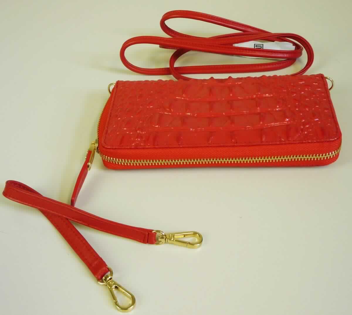 Geldbörse, Taschen- oder Handtaschenartikel, sog. StilGut Smart Wallet aus Leder B01ET2YHU8,
Foto siehe Anlage,
- laut Untersuchungsergebnis mit einer Außenseite aus Leder mit einem ca. 0,06 mm dicken,
  geprägten Kunststoffüberzug; der Kunststoffüberzug ist mit dem bloßen Auge nicht wahrnehmbar,
- mit einem dreiseitig umlaufenden Reißverschluss; aufklappbar,
- innen:
- - gefüttert,
- - auf beiden Seiten jeweils mit mehreren Einsteckfächern im Scheckkartenformat, 
- - in der Mitte mit einem Trennsteg, der zusammen mit einem Reißverschlussfach (Münzfach) ein Einsteckfach
    für ein Mobiltelefon bildet,
- in den Abmessungen: ca. 19 cm (Höhe) x  11 cm (Breite) x 3 cm (Tiefe),
- mit zwei unterschiedlich langen, mittels Karabinerhaken abnehmbaren, schmalen Trageriemen, 
- laut Antrag nicht handgearbeitet,
- Geldbörse und Trageriemen sind jeweils in einem einfachen Beutel aus Spinnstoffen mit einem Schuber aus
  Pappe aufgemacht und gemeinsam in einem Kästchen aus Pappe verpackt.

"Geldbörse, Taschen- oder Handtaschenartikel, mit Außenseite aus Leder, nicht handgearbeitet"