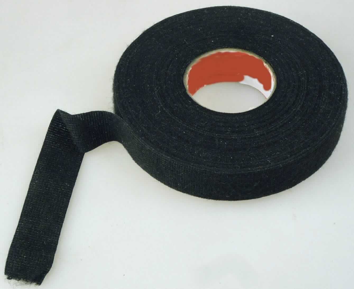 Kautschutierte Gewebe (Klebeband), Foto siehe Anlage,
- als Meterware auf Rollen, 
- laut Untersuchungsergebnis:
-- mit einer Breite von etwa 1,8 cm,
-- Nähgewirke (in Kettwirk-Technik),
-- aus synthetischen Chemiefasern,
-- mit einem Quadratmetergewicht von augenscheinlich unter 1500 Gramm,
-- auf der Unterseite mit einer Schicht mit Klebefunktion (laut Antrag aus Naturkautschuk) versehen, 
   die der Ware im Hinblick auf den Verwendungszweck ihren wesentlichen Charakter verleiht.

"Kautschutiertes Gewebe, anderes als solche der Position 5902, Klebeband, 
 mit einer Breite von weniger als 20 cm"