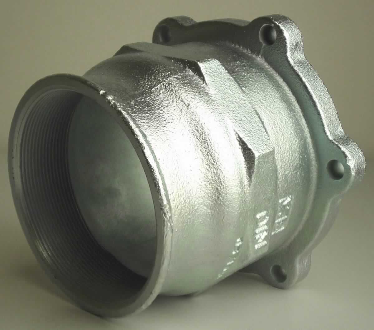 Rohrverbindungsstück aus Gusseisen

Bei der Ware handelt es sich um ein metallisches Hohlerzeugnis, welches als Grundkörper/Grundbestandteil zusammen mit weiteren Einzelteilen zu einem sogenannten Klemmfitting verschraubt wird. Ein Ende ist mit einem 4"-Whitworth-Innengewinde nach ISO 7/1 zur Verschraubung an ein Rohr versehen. Das andere Ende enthält Bohrungen zur Verschraubung, z.B. über einen Flansch mit weiteren Teilen an ein Rohrende. Das Erzeugnis wird als Teil eines Rohrverbindungsstück verwendet und besteht nach den Angaben aus verzinktem Temperguss, einem verformbaren Gusseisentyp. Ein metrisches Gewinde ist nicht vorhanden.

Die Ware ist als ein gegossenes Rohrformstück aus verformbarem Gusseisen mit Gewinde, mit Ausnahme von Grundbestandteilen von Klemmfittings mit metrischem ISO/DIN-13-Gewinde und runden Abzweigdosen, die keine Abdeckung haben, in den Taric-Code 7307 1910 10 einzureihen.