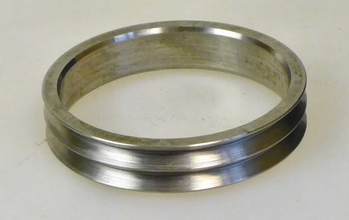 Sog. Labyrinthring (Innenring),
- in Form eines Ringes aus Stahl mit glatter Innenseite und einer an der Außenseite umlaufenden W-förmigen 
  Doppel-Nut (Innendurchmesser: ca. 45 mm, Außendurchmesser: ca. 51 mm) -Abbildung siehe Anlage-,
- zur Verwendung als Innenring eines Radialwellendichtrings, der in unterschiedlichen Bereichn des Maschinen-
  und Gerätebaus zur berührungslosen Abdichtung von Maschinengehäusen gegen rotierende 
  Maschinenelemente (z.B. Wellen) eingesetzt wird.

"Nichtelektrischer Teil von Maschinen, Apparaten und Geräten, in Kapitel 84 anderweit weder genannt noch 
 inbegriffen, keine Ware der TARIC-Codes 8487 1010 00 bis 8487 9059 10 - sog. Labyrinthring"