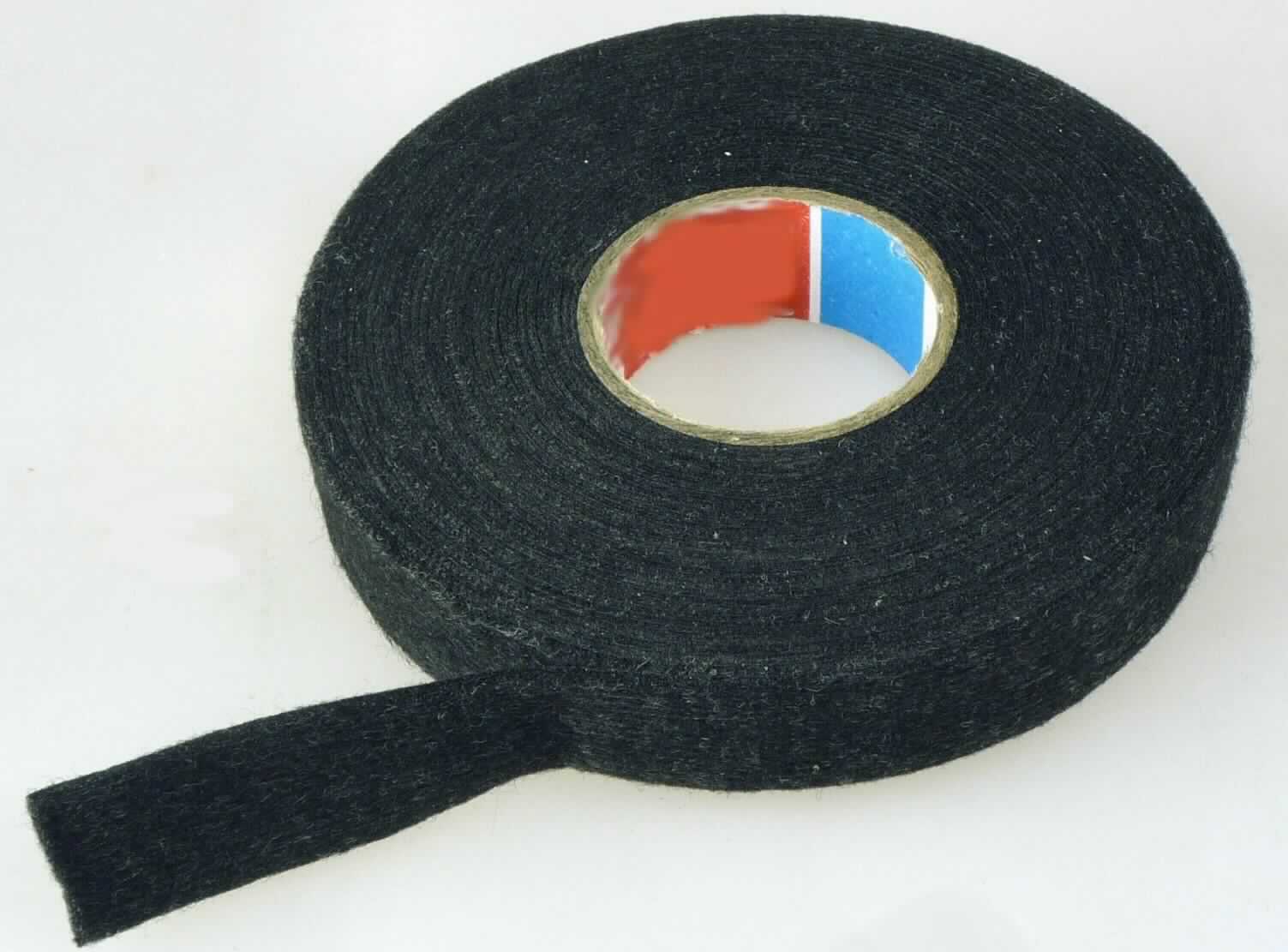 Nähgewirktes Flächenerzeugnis, Foto siehe Anlage,
- als Meterware auf Rollen,
- laut Antrag mit einer Breite von etwa 2 cm, 
- laut Untersuchungsergebnis:
-- Nähgewirke ohne separates Garn der Position 5602 (= Filz):
--- aus synthetischen Chemiefasern,
--- einseitig mit einem selbstklebenden Kleber laut Antrag aus Naturkautschuk bestrichen, der Kautschukanteil
    beträgt weniger als 50%.

"Filz (nähgewirktes Flächenerzeugnis), bestrichen"