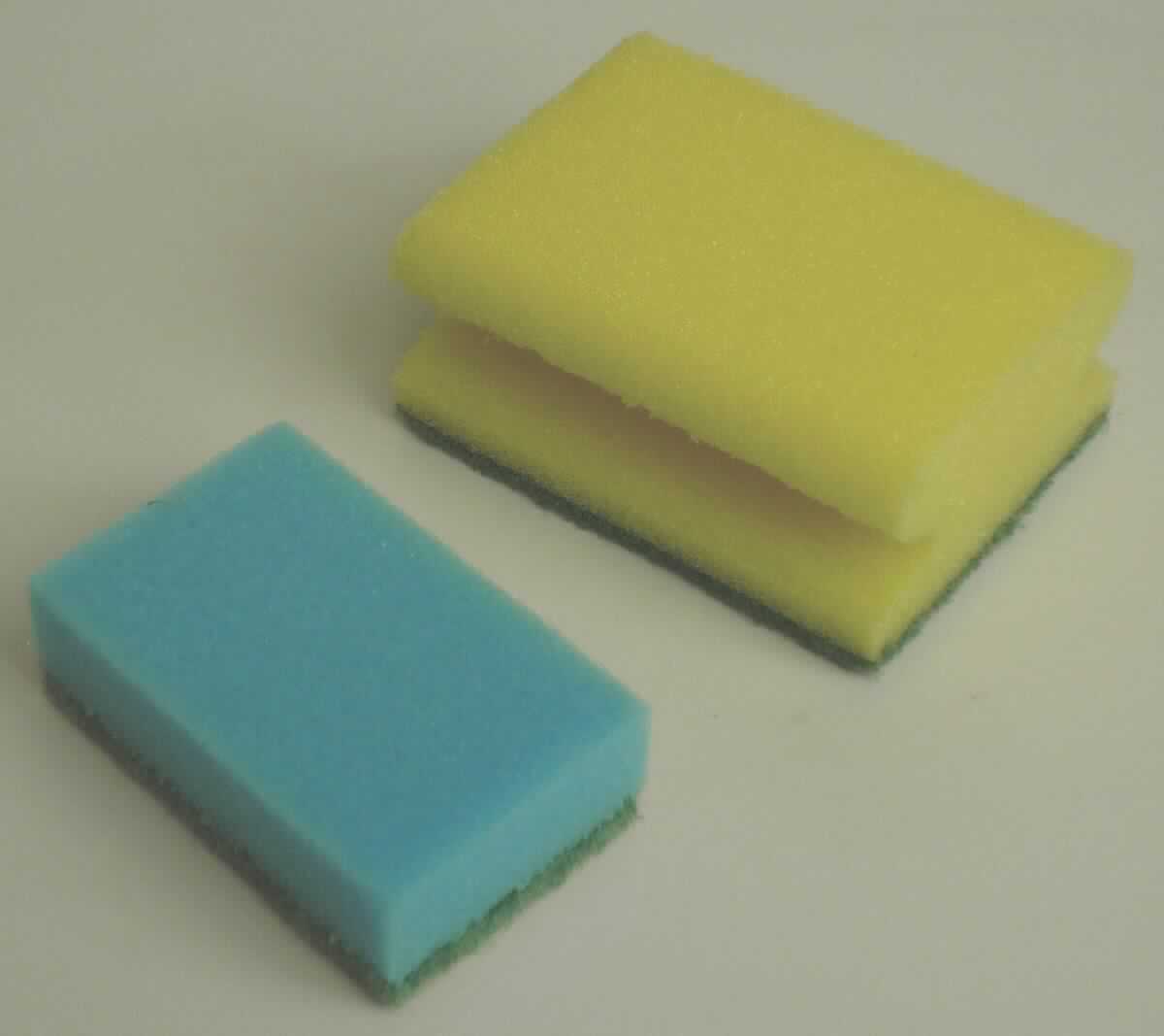 Angaben:
Schwämme, Polyether/Polyester, Schleifmittel enthaltend.

Warenbeschaffenheit:
- gelber, quaderförmiger Topfschwamm, einseitig mit grüner 
  Scheuerfläche, Abmessungen: 9,5 x 7 x 4,1 cm
- blauer, quaderförmiger Topfschwamm, einseitig mit grüner 
  Scheuerfläche, Abmessungen: 8,1 x 5 x 2,6 cm

Befund:
natürliche oder künstliche Schleifmittel, in Pulver- oder Körnerform, auf einer Unterlage aus Spinnstoffen, Papier, Pappe oder anderen Stoffen, auch zugeschnitten, genäht oder anders zusammengefügt