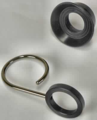 Fingerring und Augenmuschel, in Form eines Sets, bestehend aus einer schwarzen, ca. 3 x 1,4 cm (D x L) großen Augenmuschel aus Kunststoff und einem Kunststoffring mit ca. 2,1 cm Durchmesser, an welchem in einem Winkel von 90° ein offener Metallring mit einem Durchmesser von ca. 2,9 cm befestigt ist (Abbildung siehe Anlage). Der Fingerring wird an ein Handfernrohr montiert und erleichtert die Handhabung des Monokulars bei der Orientierung im Freien. Die Augenmuschel dient zusätzlich der bequemen Benutzung des Fernrohres während des Gebrauchs des Fingerringes. Das Set ist in einem Karton verpackt.

Die Waren werden jeweils als "Zubehör, erkennbar hauptsächlich für ein Fernrohr bestimmt" eingereiht.
