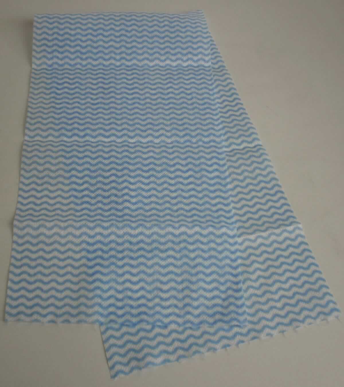 Reinigungstücher, sog. Spül- und Wischtuch, Foto siehe Anlage,
- mit einer Länge von ca. 80 cm und einer Breite von ca. 20 cm; im Abstand von etwa 40 cm mit einer Perforation 
  versehen, um einzelne "Tücher" abtrennen zu können,
- aus ca. 0,4 mm dicken, bedruckten Vliesstoffen der Position 5603 aus laut Antrag 30% Polyester und 
  70% Viskose (beides Chemiefasern),
- die "Tücher" werden durch bloßes Abtrennen gebrauchsfertig, damit handelt es sich um konfektionierte 
  Spinnstoffwaren.

"Andere konfektionierte Waren (Reinigungstücher) aus Spinnstoffen, aus Vliesstoff"