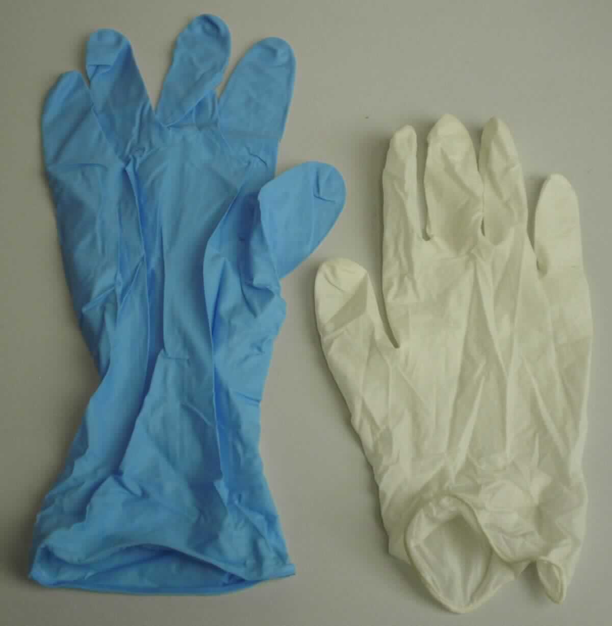 Angaben des Antragstellers:
Einweghandschuhe aus Latex oder Nitril
Die Handschuhe erfüllen nicht die Norm EN 455 Teil 1 und 2.

Untersuchungsergebnisse an Warenmustern:
Je ein Handschuh aus einem weißen, elastischen Material (Naturkautschuk) bzw. blauen, elastischen Material (NBR-Kautschuk).

Befund:
Es liegen Handschuhe aus Weichkautschuk im Sinne der Unterposition 4015 1900 vor.