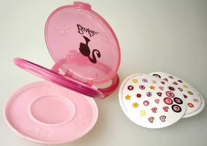 Lipgloss

Bei der vorgelegten Ware handelt es sich um eine rosafarbene Paste, die in einem einfachen Klappetui aus rosafarbenem Kunststoff eingegossen ist. Das Etui enthält einen mit dem Klappmechanismus verbundenen Spiegel und 50 runde, bunte Aufkleber (Durchmesser ca. 5 mm) mit diversen Motiven für die Fingernägel. 

Zolltariflich handelt es sich um eine Warenzusammenstellung, in der das Schminkmittel für die Lippen als charakterbestimmend angesehen wird.