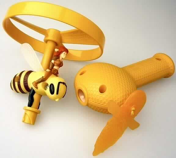 Bei dem "Selenia`s Flying Bee" aus der McDonald`s Aktion "Arthur III 2010" handelt es sich um ein mehrteiliges, überwiegend gelbes Spielzeug aus Kunststoff (insgesamt ca. 17 cm hoch) bestehend aus einem wabenartig gestalteten Haltegriff mit Zugmechanik und einem Aufsatz in Form eines Propellers mit Biene und darauf reitender Figur. Der Propeller wird auf die entsprechende Aussparung im Griff gesetzt, bei ruckartigem Betätigen der Mechanik (Ziehen), hebt der Propeller ab und fliegt alleine weiter.
Die Ware ist in einem Polybeutel für den Einzelverkauf aufgemacht und dient der spielerischen Unterhaltung von Kindern.

Sie ist als "anderes als zuvor von der Position 9503 erfasstes Spielzeug, aus Kunststoff" einzureihen.