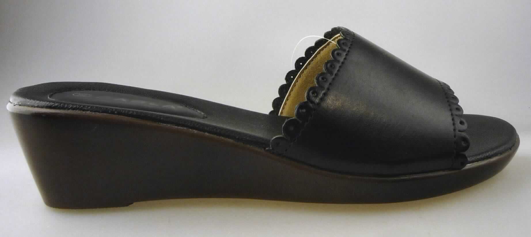 Freizeitschuhe (lt. Antrag: "160024 Damen Pantoletten mit Keilabsatz", Foto siehe Anlage)
- mit Laufsohlen aus (lt. Antrag) Kunststoff,
- mit zehenfreiem Oberteil (nicht geschlossenes Blatt, nicht mit der Sohle durch Zapfen zusammengesteckt) aus 
  Kunststoff (Spinnstoff mit einer mit bloßem Auge wahrnehmbaren Außenschicht aus Kunststoff),
- nicht den Knöchel bedeckend,
- ohne Metallschutz in der Vorderkappe,
- mit einer größten Höhe des Absatzes und der Sohle von mehr als 3 cm

"Schuhe mit Laufsohlen und Oberteil aus Kunststoff, andere als in der Pos. 6401 und in den 
 UPos. 6402 1210 bis 6402 9910 genannt, mit nicht geschlossenem Blatt, mit Absatz und 
 Sohle mit einer größten Höhe von mehr als 3 cm"
