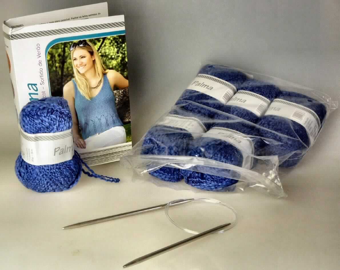 Strick-Set für einen Pullunder, sog. SB-Pack "Palma", Foto siehe Anlage,
- Warenzusammenstellung, bestehend aus Garnen in sechs Knäueln, einer Rundstricknadel und 
  einer Strickanleitung aus Pappe,
- gemeinsam in einem Polybeutel für den Einzelverkauf aufgemacht und zur Befriedigung eines speziellen
  Bedarfs (Stricken) zusammengestellt,
- Garne:
-- als Meterware in sechs Knäueln,
-- bestehend aus einem dicken Garn (Seele) aus Spinnstoffen,   
-- kreuzweise mit zwei dünnen Garnen aus Spinnstoffen umwickelt, 
-- stellt sich aufgrund der besonderen Herstellungsart als Gimpe dar, somit kein Garn der Position 5207,
- eine Rundstricknadel:
-- aus unedlem Metall und Kunststoff,
-- mit einem Durchmesser von etwa 4,5 mm und einer Länge von etwa 80 cm,
-- an beiden Enden angespitzt,
- Strickanleitung aus Pappe:
-- farbig bedruckt mit einer schriftlichen Strickanleitung und einer bildlichen Darstellung des fertigen Pullunders,
-- bildet gleichzeitig den Pappeinleger der Verpackung,
- im Hinblick auf den Umfang, den Wert und den Verwendungszweck verleihen die Garne (Gimpen) der 
  Warenzusammenstellung ihren wesentlichen Charakter.

"Gimpe"