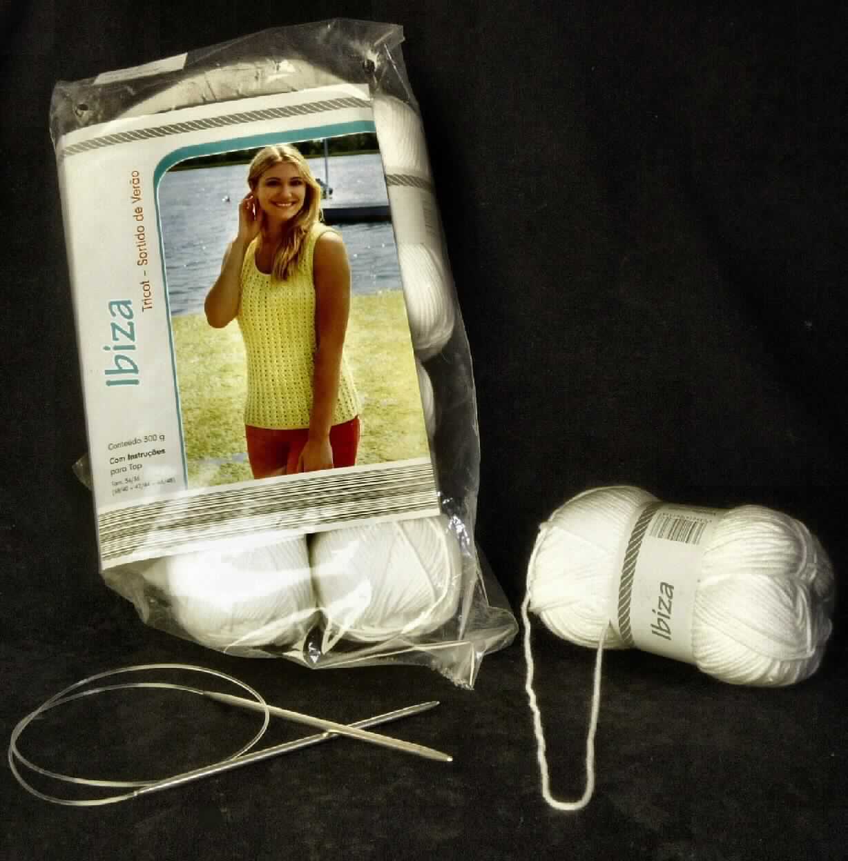Strick-Set für einen Pullunder, sog. SB-Pack "Ibiza", Foto siehe Anlage,
- Warenzusammenstellung, bestehend aus Garnen in sechs Knäueln, einer Rundstricknadel und 
  einer Strickanleitung aus Pappe,
- gemeinsam in einem Polybeutel für den Einzelverkauf aufgemacht und zur Befriedigung eines speziellen
  Bedarfs (Stricken) zusammengestellt,
- Garne:
-- sechs Knäuel aus einfarbigen Garnen aus laut Antrag 45 GHT Baumwolle und 55 GHT Polyacryl 
   (synthetische Chemiefasern),  
-- gezwirnt; mit S-Drehung als letzte Drehung (u. a. somit kein Nähgarn),  
-- mit einem Titer von 3.703 dtex, somit kein Bindfaden,
-- in Aufmachung für den Einzelverkauf (Gewicht pro Knäuel: 50 g),
- eine Rundstricknadel:
-- aus unedlem Metall und Kunststoff,
-- mit einem Durchmesser von etwa 4,5 mm und einer Länge von etwa 80 cm,
-- an beiden Enden angespitzt,
- Strickanleitung aus Pappe:
-- farbig bedruckt mit einer schriftlichen Strickanleitung und einer bildlichen Darstellung des fertigen Pullunders,
-- bildet gleichzeitig den Pappeinleger der Verpackung,
- im Hinblick auf den Umfang, den Wert und den Verwendungszweck verleihen die Garne der Warenzusammen-
  stellung ihren wesentlichen Charakter.

"Garn aus synthetischen Spinnfasern, kein Nähgarn, in Aufmachungen für den Einzelverkauf, 
 mit einem Anteil an synthetischen Spinnfasern von weniger als 85 GHT"