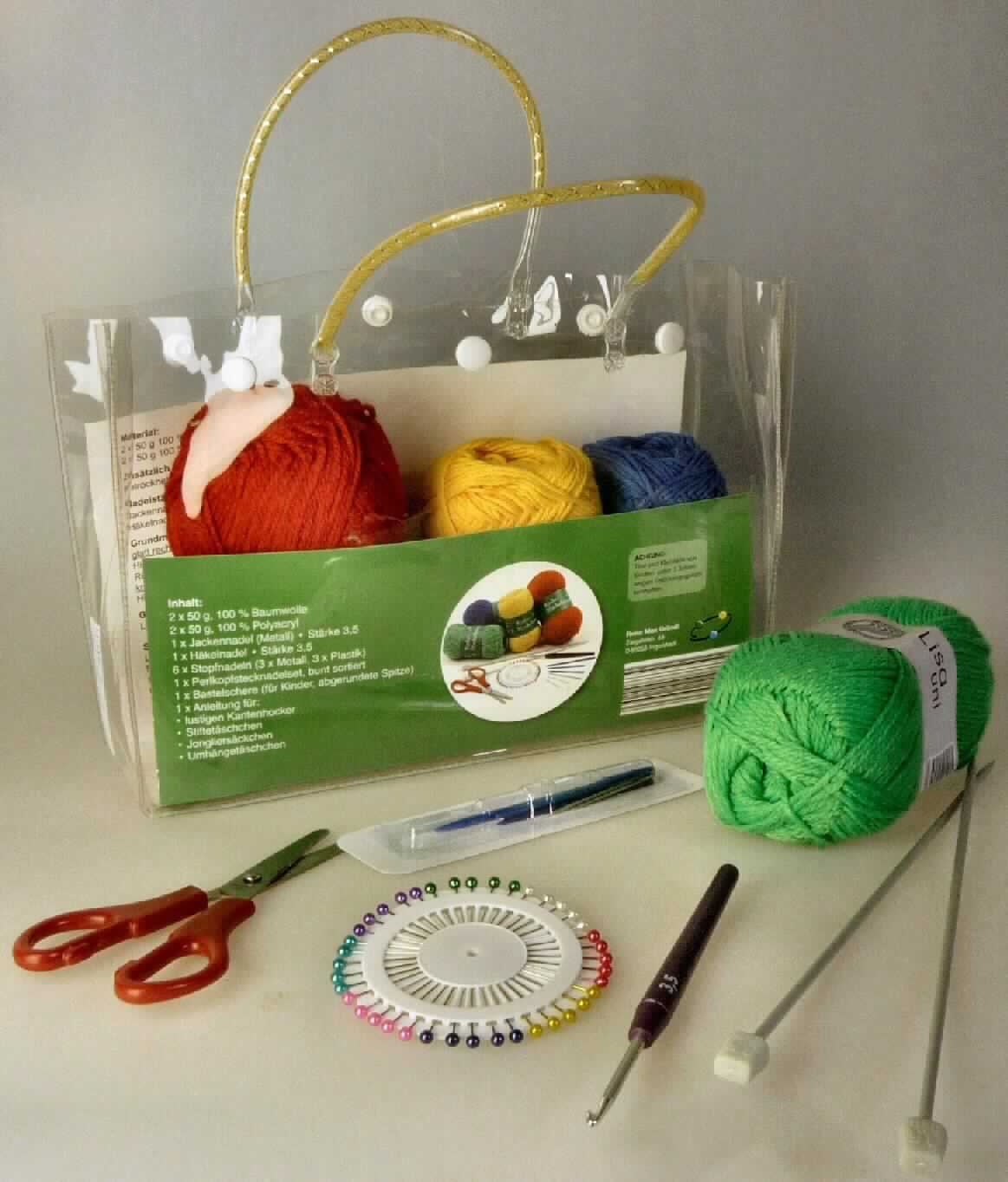Strickset, sog. SB-Pack "Kinder-Handarbeitsset", Foto siehe Anlage,
- Warenzusammenstellung, bestehend aus Garnen in vier Knäueln, einer Bastelschere, einer Häkelnadel, 
  zwei Stricknadeln, sechs Stopfnadeln, einem Perlkopfstecknadelset und einer Strickanleitung,
- gemeinsam in einer wieder verschließbaren Kunststofftasche mit Tragegriffen für den Einzelverkauf aufgemacht 
  (übliche Verpackung im Sinne der AV 5 b)) und zur Befriedigung eines speziellen Bedarfs zusammengestellt,
- vier Garne im Knäuel:
-- zwei Knäuel, in den Farben gelb und blau ("Cotton Fun"), bestehend aus:
--- Garnen aus laut Antrag 100 GHT Baumwolle,
--- gezwirnt, mit einer S-Drehung als letzter Drehung (kein Nähgarn),
--- mit einem Titer von 4347 dtex (kein Bindfaden der Position 5607),
--- mit einem Gewicht von 50 g je Knäuel (in Aufmachung für den Einzelverkauf),
-- zwei Knäuel, in den Farben grün und rot ("Lisa") bestehend aus:
--- Garnen aus laut Antrag 100 GHT Polyester (synthetische Chemiefasern),
--- gezwirnt, mit einer S-Drehung als letzter Drehung (kein Nähgarn),
--- mit einem Titer von 3759 dtex (kein Bindfaden der Position 5607),
--- mit einem Gewicht von 50 g je Knäuel (in Aufmachung für den Einzelverkauf),
- eine Bastelschere:
-- mit Scherenblättern aus Stahl und Griffen aus Kunststoff,
-- mit einer abgerundeten Spitze,
- eine Häkelnadel:
-- zum Handgebrauch, mit einer Nadel aus augenscheinlich Stahl und einem Griff aus Kunststoff,
-- mit einem Durchmesser laut Antrag von 3,5 mm,
- zwei Stricknadeln:
-- augenscheinlich aus Stahl, mit einem Durchmesser laut Antrag von 3,5 mm,
-- an einer Seite angespitzt; an der anderen Seite mit einem Kunststoffstopper ausgestattet,
- sechs Stopfnadeln:
-- zum Handgebrauch,
-- aus verschiedenen Materialien und in unterschiedlichen Größen als Set in einer gemeinsamen Verpackung,
   bestehend aus:
--- drei Stopfnadeln aus Kunststoff,
--- drei Stopfnadeln aus augenscheinlich Stahl,
--- jeweils an einem Ende angespitzt und am anderen Ende mit einem Nadelöhr ausgestattet,
- Perlkopfstecknadelset:
-- 40 Stecknadeln in einem sog. "Kunststoffrad" eingesteckt,
-- etwa 37 mm lang, aus augenscheinlich Stahl,
-- an einer Seite angespitzt; an der anderen Seite mit einem kugelförmigen, farbigen "Kopf" aus Kunststoff,
- eine Strickanleitung aus Pappe:
-- farbig bedruckt mit einer schriftlichen Strickanleitung und einer bildlichen Darstellung der verschiedenen fertigen
   Strickmöglichkeiten,
-- bildet gleichzeitig den Pappeinleger der Verpackung,
- die Garne bestimmen insbesondere im Hinblick auf die Bedeutung und in Bezug auf die Verwendung den 
  Charakter der Warenzusammenstellung, nach dem Wert bestimmen die Garne aus Baumwolle
  gegenüber den Garnen aus Polyester den Charakter der Warenzusammenstellung.

"Garne aus Baumwolle, kein Nähgarne, in Aufmachungen für den Einzelverkauf, mit einem Anteil an Baumwolle
  von mehr als 85 GHT"