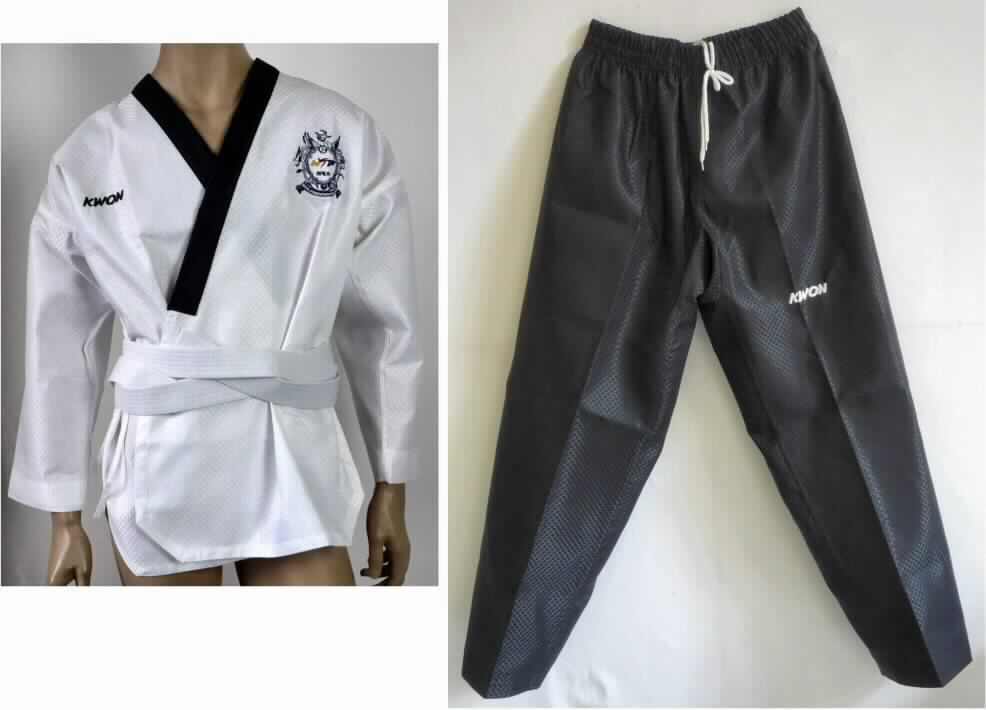 Jacke, lange Hose und Bindegürtel, sog. Poomsae Anzug Herren, Größen 170, Fotos siehe Anlage,
- als dreiteilige Zusammenstellung gemeinsam in einem Polybeutel verpackt,
- Oberteil und Hose bestehen aus unterschiedlichen, einfarbigen Geweben aus laut Antrag 55 % Baumwolle und
  45 % Polyester (synthetische Chemiefasern), sie sind damit nicht aus ein und demselben Flächenerzeugnis
  hergestellt, somit keine Kombination im Sinne der Anmerkung 3 b) zu Kapitel 62,
- aufgrund der Ausstattung der Jacke (u. a. fehlende verengende Abschlüsse an den Ärmelenden) auch
  kein Trainingsanzug,
- getrennte Einreihung aller Bestandteile, da die Kleidungsstücke (Jacke und lange Hose) nicht zusammen in
  eine Position eingereiht werden können,
- wird laut Antrag als Sportbekleidung beim Training oder bei Wettkämpfen getragen, 
- lange Hose:
-- in der Taille abschließend; mit einem ca. 5 cm breiten, elastischen Taillenbund mit Tunnelzug,
-- ohne Öffnung und ohne Verschluss,
-- ohne Hinweise auf den Trägerkreis (unisex),
-- mit erweiterndem Einsatz im Schritt und den Beininnenseiten,
-- mit knöchellangen Hosenbeinen,
-- vorn mit einem aufgestickten Logo,
-- an den Beinabschlüssen umgeschlagen und mit mehreren Steppnähten gesäumt,
-- u. a. aufgrund des Verwendungszwecks (Kampfsport) keine Arbeitskleidung.

"Lange Hose, aus Geweben, für Frauen, aus Baumwolle, andere als solche der  
 Unterpositionen 6204 6211 bis 6204 6233, nicht nach dem Batik-Verfahren handbedruckt"