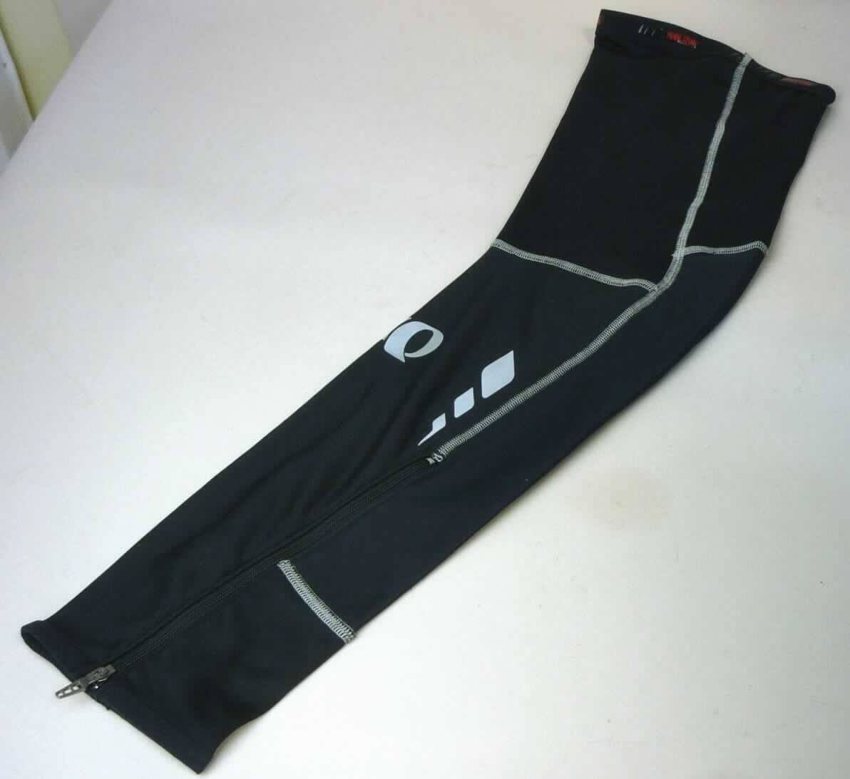Gamaschenähnliche Waren (lt. Antrag: "Beingamasche, Art. Nr. 14371205 PRO Barrier Leg Warmer",
Foto siehe Anlage)
- aus Gewirken aus Spinnstoffen,
- teilweise den Unter- und Oberschenkel bedeckend (Länge ca. 63 cm),
- ohne Steg oder Fußteil,
- seitlich mit Reißverschluss

"Gamaschenähnliche Ware"
