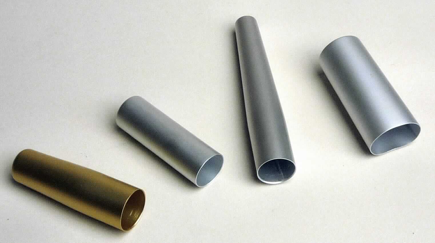 Es handelt sich um längliche, durch Tiefziehen hergestellte Hohlerzeugnisse aus Aluminium, die an einem Ende geschlossen sind. Die Erzeugnisse sind leicht konisch oder zylindrisch ausgeformt und dienen als Abdeckkappen für kosmetische Waren. 
Die Hohlerzeugnisse sind in Kunststofffolie und einem Pappkarton verpackt. 
- Antragstellerangaben - 

Abbildung siehe Anlage.

Derartige Erzeugnisse gehören als "anderes Verpackungszubehör aus unedlen Metallen" zur Codenummer 8309 9090 90 0 des Zolltarifs.