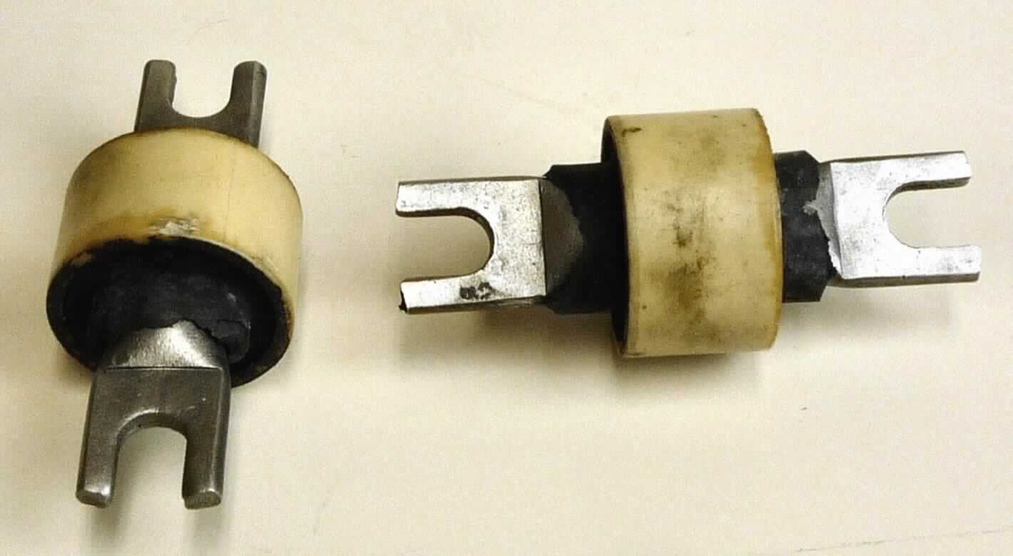 Angaben des Antragstellers: 
Gummimetallverbindung eingebaut in Stoßdämpfer
Das Bauteil dient der Reduzierung von Vibrationen. 
Laut dem beigefügten Datenblatt besteht die Verbindung aus Naturkautschuk und Metall
 
Feststellungen an einem Warenmuster:
Metallhalterung (Länge ca. 9,3 cm) mit Gummiumantelung (schwarz) und einem weißen äußeren Kunststoffring.

Befund:
Es handelt sich um eine Gummi-Metallware der Unterposition (KN) 4016 9991. Der Kautschukanteil ist charakterverleihend für die Verbindung.