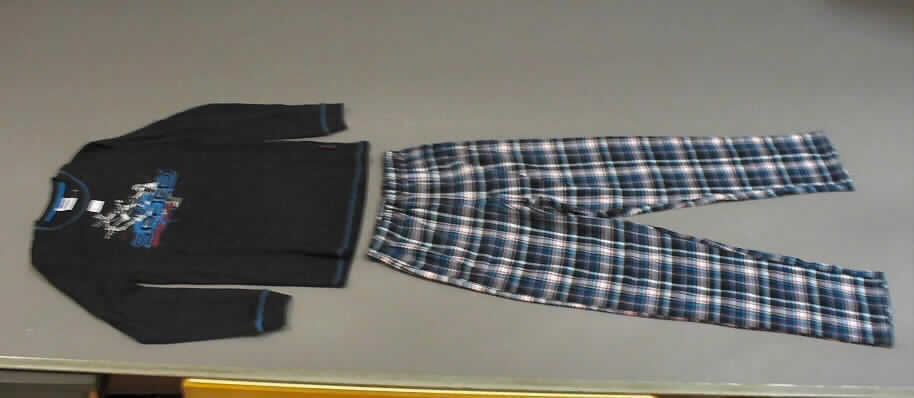 Modisches Unterhemd und lange Hose, sog. Knaben-Schlafanzug, Größe 164, Foto siehe Anlage,
- als zweiteilige Zusammenstellung; kein Schlafanzug, da die Kleidungsstücke nach ihren objektiven Merkmalen 
  (insbesondere Schnitt, Ausstattung und Gesamteindruck) unterschiedslos im Bett oder an anderen Orten 
  getragen werden können und daher nicht dazu bestimmt sind, ausschließlich oder im Wesentlichen als 
  Nachtkleidung im Bett getragen zu werden,
- keine Kombination, u. a. weil ein Kleidungsstück der Position 6109 (modisches Unterhemd) nicht als Bestandteil
  einer Kombination zugelassen ist,
- modisches Unterhemd:
-- aus ca. 0,6 mm dicken (leichten), einfarbigen Gewirken aus laut Antrag 60 % Baumwolle und 40 % Polyester 
   (synthetische Chemiefasern),
-- über die Taille reichend (Rückenlänge: ca. 66 cm),
-- mit einem runden Halsausschnitt mit gerippt gewirkter Randeinfassung,
-- ohne Öffnung und ohne Verschluss,
-- mit langen, nicht eng anliegenden Ärmeln (somit kein T-Shirt), an den Ärmelenden mit angesetzten, gerippt 
   gewirkten Bündchen,
-- vorn im Brustbereich mit einem Aufdruck verziert,
-- modisch gestaltet; wird unmittelbar auf der Haut getragen,
-- am unteren Rand durch Umschlagen und Festnähen gesäumt.

"Unterhemd, aus Gewirken, aus Baumwolle"
