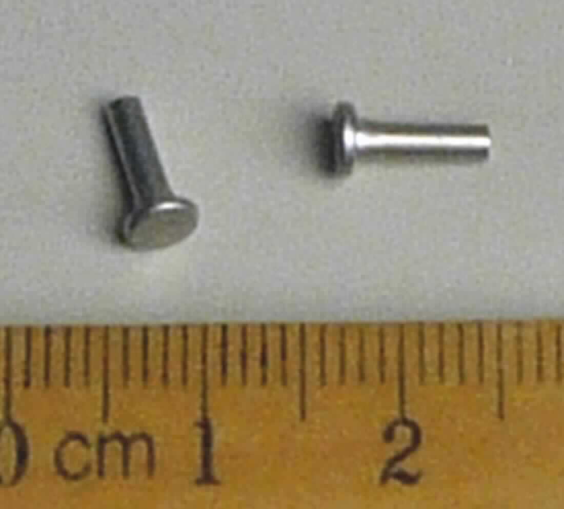 Es handelt sich um zylindrische Erzeugnisse aus einer Kupferlegierung mit gewichtsmäßig vorherrschendem Kupfergehalt mit Kopf und massivem Schaft. An dem Schaftende weisen die Waren eine Einsenkung auf. 
Die Erzeugnisse dienen dazu, Kontaktteile mit einem Gehäuse für Stabthermostate (nicht Gegenstand der vZTA) zu vernieten. 
- lt. Antragstellerangaben - 

Abbildung siehe Anlage.

Derartige Erzeugnisse gehören als "Niete aus Kupfer, ohne Gewinde" zum TARIC-Code 7415 2900 00.