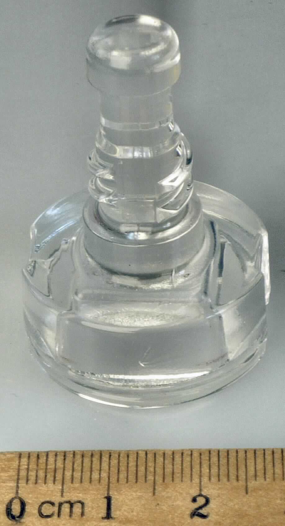 Stopfen aus Glas, Foto siehe Anlage,
- mit einem runden Anschlussstück (Durchmesser: ca. 3 cm), das innen eckig gearbeitet ist,
- mit einem vorne angearbeiteten, runden Stift (Durchmesser: ca. 1 cm) mit zwei Gewindeumdrehungen,
- mit einer Gesamtlänge von ca. 4 cm,
- soll als Verschluss von Flaschen (laut Antrag) verwendet werden.

"Stopfen und andere Verschlüsse, aus Glas"