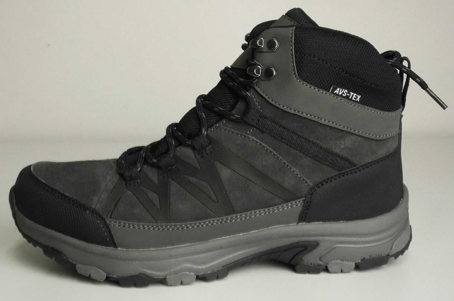 Freizeitstiefel (lt. Antrag: "Herren Trekkingstiefel dunkelgrau, Art. 384304", Foto siehe Anlage)
- mit Laufsohlen aus (lt. Antrag) Kautschuk, ohne Hauptsohle aus Holz,
- mit Oberteil aus Leder (den größten Teil der Außenfläche bildend), Kunststoff (Spinnstoff 
  mit einer mit bloßem Auge wahrnehmbaren Außenschicht aus Kunststoff) und Spinnstoff,
- auf das Oberteil sind Stücke aus Kunststoff und Spinnstoff als Verstärkungsteile aufgesetzt,
- mit Schnürsenkelverschluss und abstehenen Metallhaken,
- ohne Metallschutz in der Vorderkappe,
- den Knöchel, jedoch nicht die Wade bedeckend,
- mit einer Länge der Innensohle von mehr als 24 cm,
- für Männer (u. a. weiter Schnitt).

"Schuhe mit Laufsohlen aus Kautschuk und Oberteil aus Leder, andere als in den UPos. 6403 1200 bis 6403 9111
 genannt, für Männer"