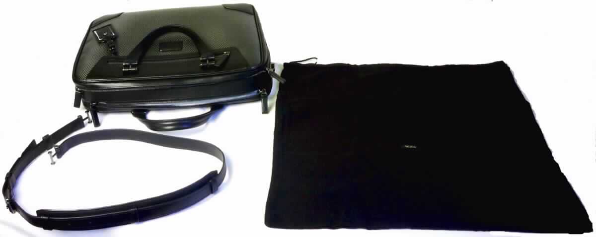 Aktentasche, sog. CFX Carbonfaser Marina Aktentasche (medium), 035641 CB, Foto siehe Anlage,
- mit einer Außenseite aus schwarzen Geweben aus lt. Antrag Kohlenstofffasern, die auf der Außenseite mit
  einer klarsichtigen Kunststofffolie überzogen sind,
- - ein Überziehen mit einer Kunststofffolie ist jedoch mit dem bloßem Auge nicht wahrnehmbar,
- an den Schmalseiten und an den Ecken am unteren Rand aus lt. Antrag Leder,
- - die Gewebe aus Kohlenstofffasern, die auf der Außenseite mit einer klarsichtigen Kunststofffolie überzogen sind,
    bestimmen nach der Fläche den wesentlichen Charakter der Außenseite,
- mit zwei Handgriffen und einem verstellbaren Schultertrageriemen,
- an einer Schmalseite mit einem an einer Öse aus unedlem Metall angebrachten Namensschild,
- auf beiden Seiten mit Vorfächern mit Reißverschluss; jeweils mit unterschiedlich großen Innenfächern
  und einer Stiftlasche ausgestattet,
- mit zwei Hauptfächern jeweils mit einem an drei Seiten verlaufenden Doppelreißverschluss,
- - ein Fach ist mit einer aufgesetzten Innentasche ohne Verschluss, dass andere Fach ist mit zwei aufgesetzten
    Innenfächern ohne Verschluss und einem Innenfach mit Reißverschluss ausgestattet,
- gefüttert,
- in den Abmessungen: ca. 42 cm (Breite) x 32 cm (Höhe) x 10 cm (Tiefe),
- ohne Hinweise auf Handarbeit,
- gemeinsam mit einem einfachen Beutel aus Spinnstoffen für den Einzelverkauf aufgemacht (der Beutel ist in 
  die Aktentasche eingelegt); der Beutel ist geringwertig und im Hinblick auf die Verwendung als unbedeutend 
  zu betrachten, er ändert das Wesen der Hauptware nicht und ist deshalb wie diese einzureihen.

"Aktentasche, andere als in den Unterpositionen 4202 1110 bis 4202 1910 genannte, nicht handgearbeitet"