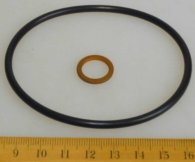 Gasket Kit, siehe Abbildung,
bestehend aus zwei unterschiedlichen, ringförmigen Dichtelementen:
- einem O - Ring aus einem Acrylatpolymer (Kunststoff), mit einem Innendurchmesser 
  von ca. 74,6 mm sowie
- einem Dichtungsring aus Kupfer mit einem Innendurchmesser 
  von ca. 12,3 mm.
Die Dichtelemente sind in einem durchsichtigen Beutel verpackt.

Die Ware ist als "Zusammenstellung von Dichtungen aus verschiedenen Stoffen in Beuteln oder ähnlichen Umschließungen" einzureihen.