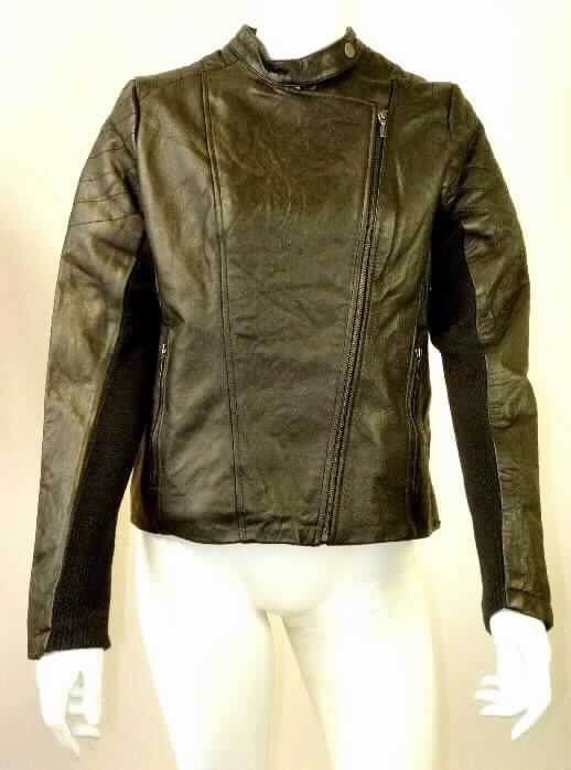 Damenjacke, Art. W04000 Zeally Bay Jacket, Abbildung siehe Anlage,
- aus Leder,
- mit einem kleinen Stehkragen mit Druckknopfverschluss,
- mit langen Ärmeln, die an der Unterseite einen schmalen Streifen aus Gewirken 
  aus Spinnstoffen aufweisen,
- über die Taille reichend (Rückenlänge ca. 56 cm),
- vorn mit einer schräg verlaufenden, durchgehenden Öffnung mit Reißverschluss, 
- mit zwei eingesetzten Taschen unterhalb der Taille,
- gefüttert.

"Kleidung (Jacke), aus Leder"