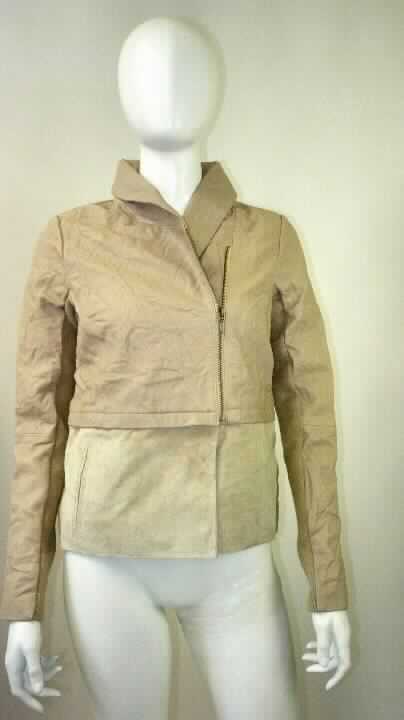 Damenjacke, Art. W04001 Murrumbidgee Jacket, Abbildung siehe Anlage,
- aus Leder (Nappaleder, der abtrennbare untere Bereich besteht aus Nubuk- bzw. Veloursleder),
- mit einem Umlegekragen,
- mit langen Ärmeln, die an der Unterseite einen schmalen Streifen aus Gewirken aus Spinnstoffen aufweisen,
- über die Taille reichend (Rückenlänge ca. 58 cm),
- vorn mit einer durchgehenden Öffnung mit Reißverschluss, 
- mit zwei eingesetzten Taschen unterhalb der Taille,
- das untere Drittel der Jacke kann mittels Reißverschluss abgetrennt werden, 
- gefüttert.

"Kleidung (Jacke), aus Leder"