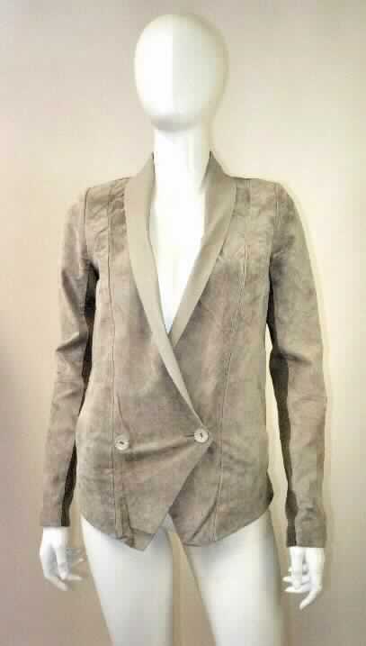 Damenjacke, Art. W04002 Kalumburu Jacket, Abbildung siehe Anlage,
- aus Leder,
- in der Art eines Sakkos, mit einem Schalkragen mit Revers,
- mit langen Ärmeln, die an der Unterseite einen schmalen Streifen aus Gewirken aus Spinnstoffen aufweisen,
- über die Taille reichend (Rückenlänge ca. 60 cm),
- vorn mit einer durchgehenden Öffnung mit Knopfverschluss, 
- mit zwei eingesetzten Taschen unterhalb der Taille,
- gefüttert.

"Kleidung (Jacke), aus Leder"