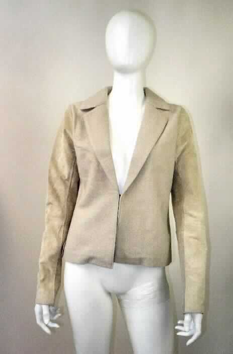 Jacke, sog. Damenjacke Tumby Bay Jacket, Artikel W04034, Größe S, Foto siehe Anlage,
- laut Untersuchungsergebnis:
-- Vorder- und Rückenteil, einschließlich des Kragens:
--- aus etwa 1 mm dicken Geweben aus gewichtsmäßig vorherrschend Garnen aus Wolle sowie aus metallisierten
    Garnen der  Position 5605,
-- Ärmel:
--- im äußeren Ärmelbereich aus Leder, im inneren Ärmelbereich aus gerippten Gewirken aus gewichtsmäßig
    vorherrschend Polyacryl (synthetische Chemiefasern) sowie aus Wolle,
- über die Taille reichend (Rückenlänge: etwa 56 cm),
- mit einem sehr tiefen, V-förmigen Halsausschnitt mit Reverskragen,
- vorn mit einer durchgehenden Öffnung; unterhalb der Brust mit einem verdeckten Hakenverschluss zu schließen;
  die beiden Vorderteile stoßen aneinander, überlappen jedoch nicht (unisex),
- mit langen Ärmeln,
- am unteren Rand durch Umschlagen und Festnähen gesäumt,
- insbesondere im Hinblick auf den Umfang sind die Gewebe gegenüber dem Leder und den Gewirken charakter-
  bestimmend.

"Jacke, aus Geweben, für Frauen, aus Wolle"